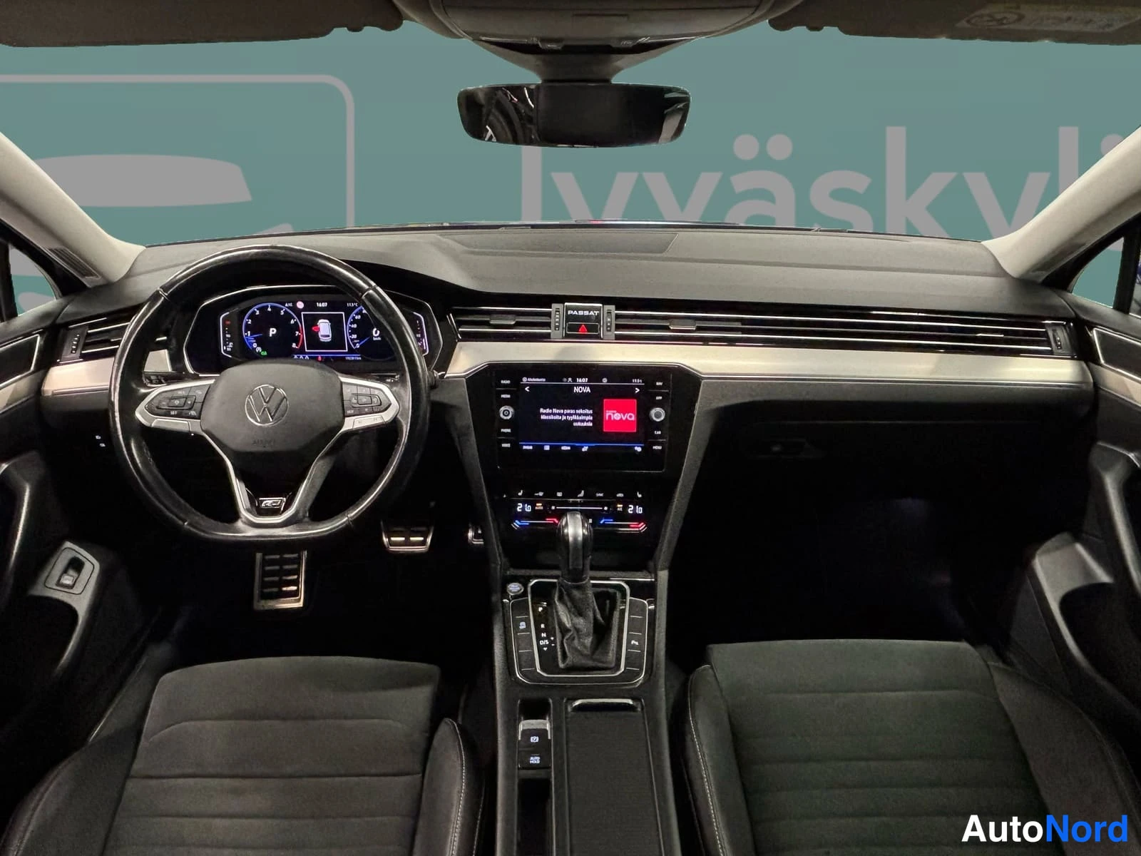Grön Volkswagen Passat 2022, förarplats, bild 12