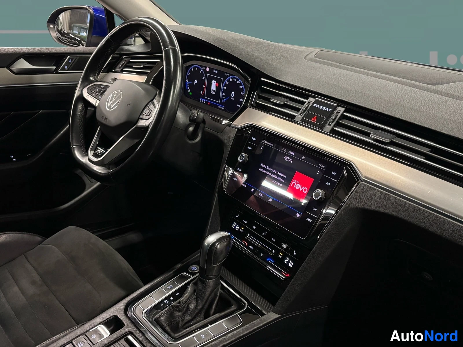 Grön Volkswagen Passat 2022, förarplats, bild 13