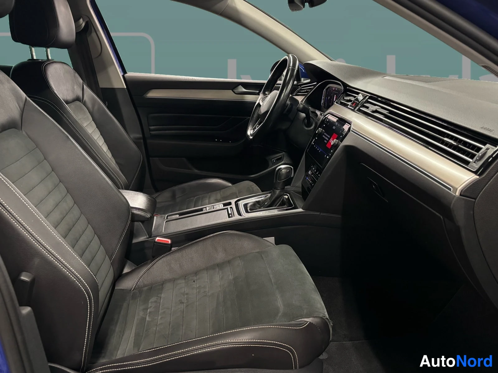 Grön Volkswagen Passat 2022, förarplats, bild 9