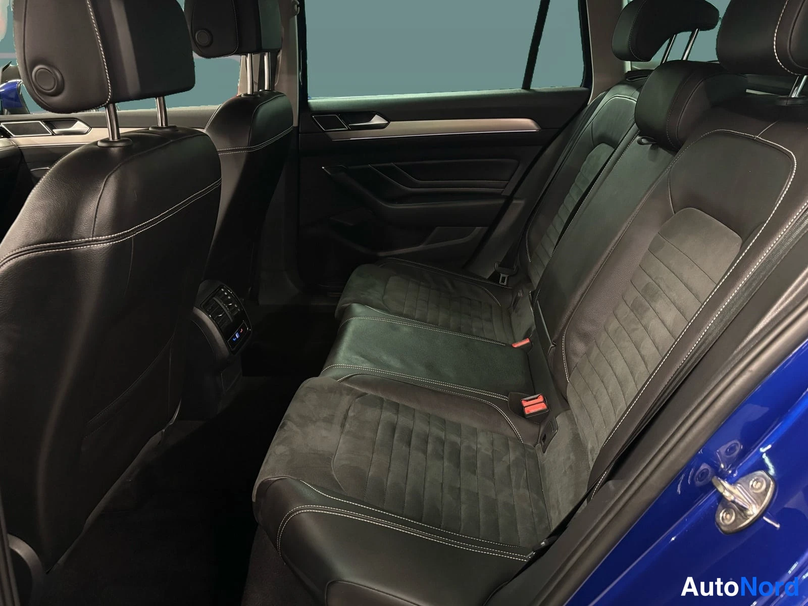 Grön Volkswagen Passat 2022, baksäten, bild 14