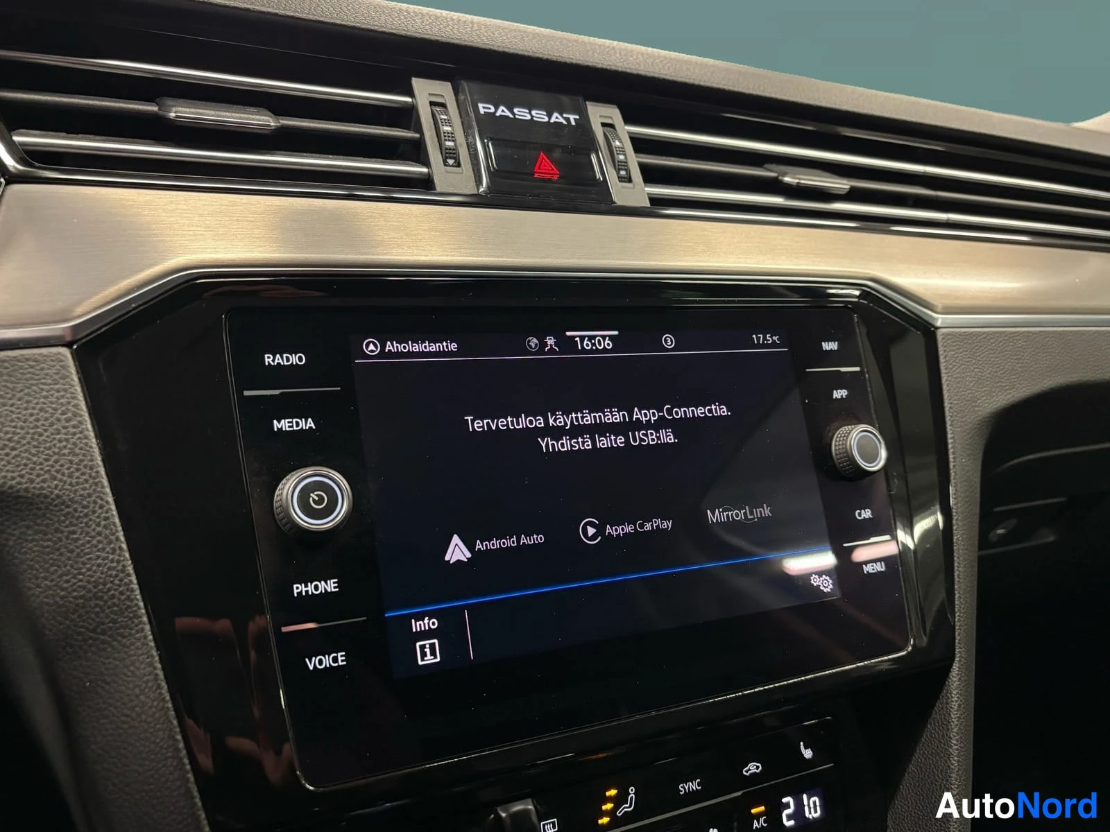 Grön Volkswagen Passat 2022, detalj, bild 18