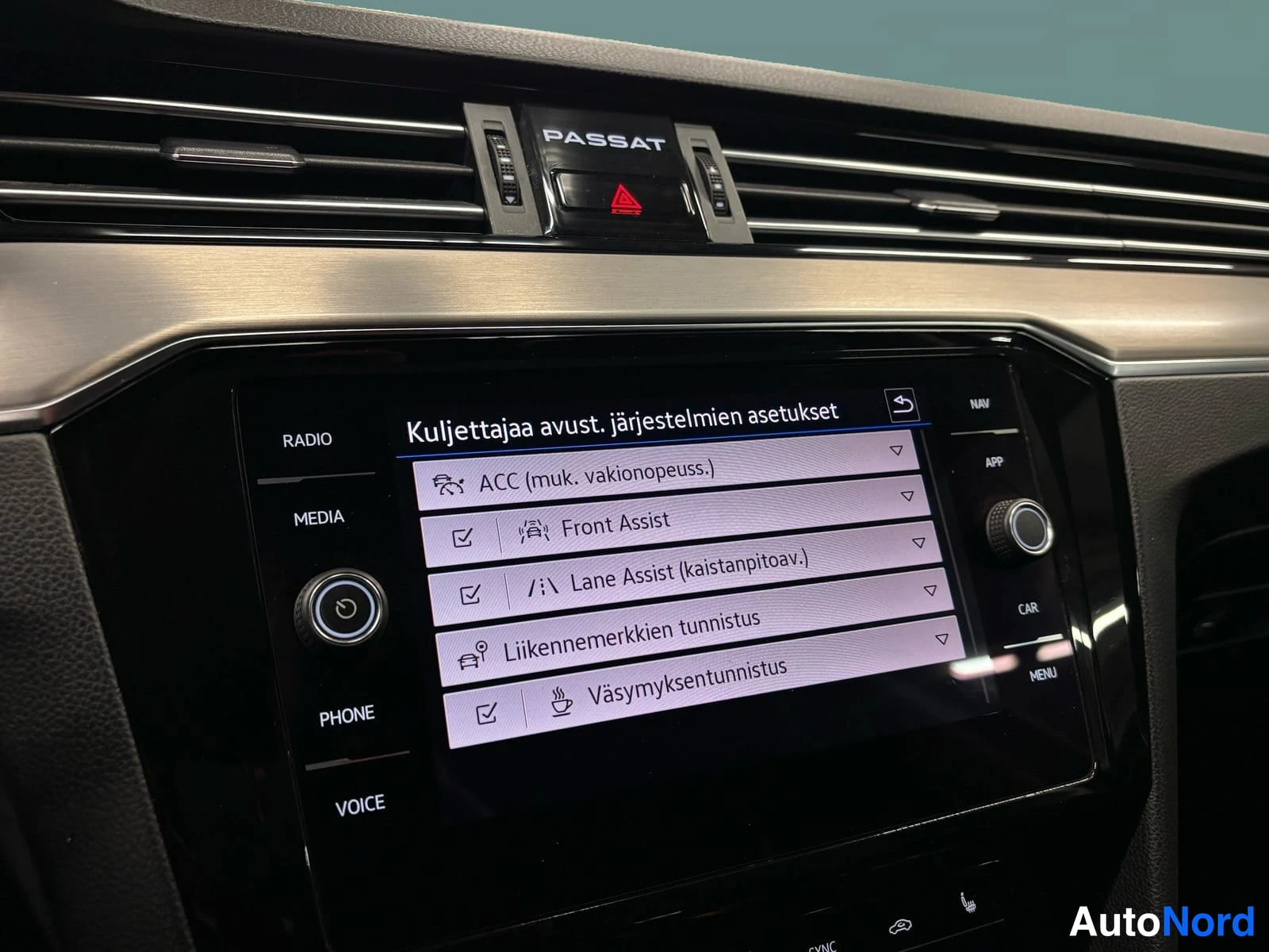 Grön Volkswagen Passat 2022, detalj, bild 19