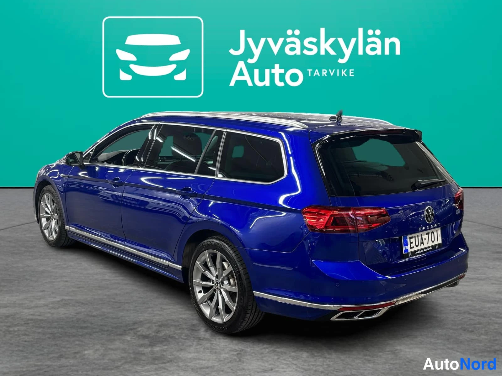 Grön Volkswagen Passat 2022, snett bakifrån, bild 6