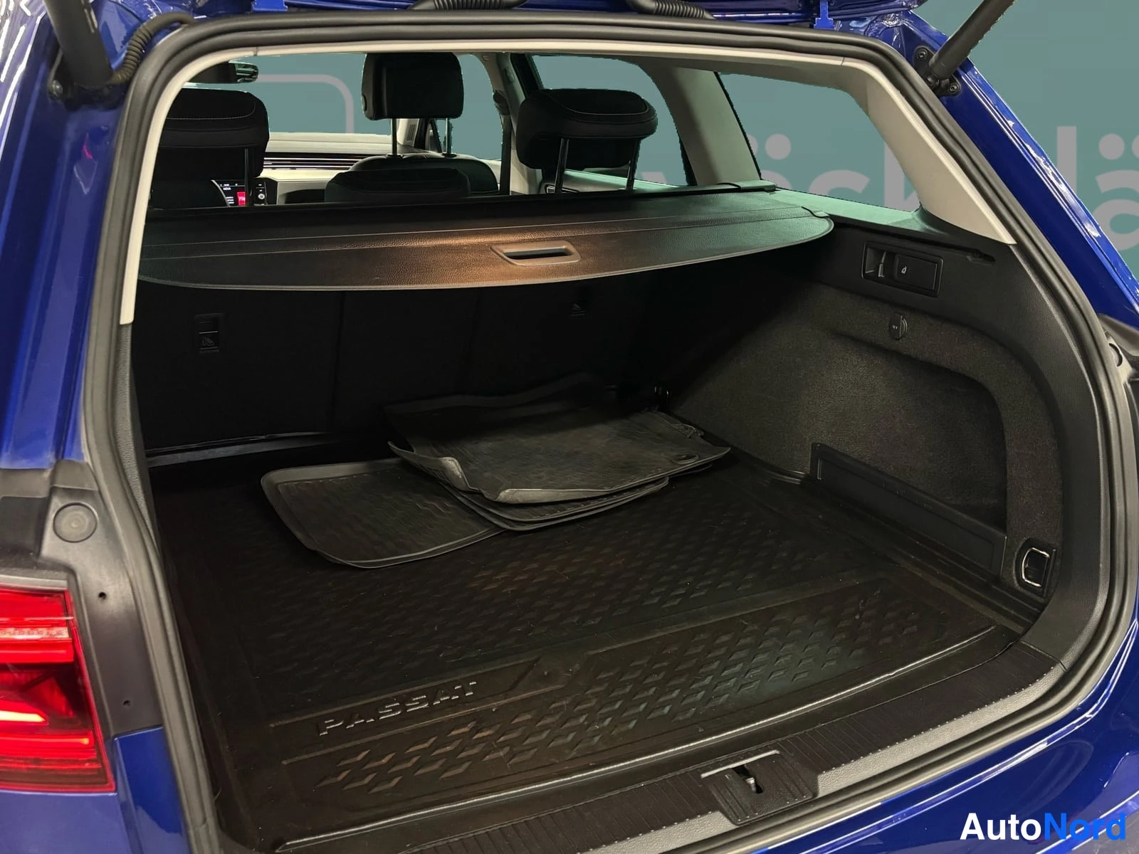 Grön Volkswagen Passat 2022, bagageutrymme, bild 15