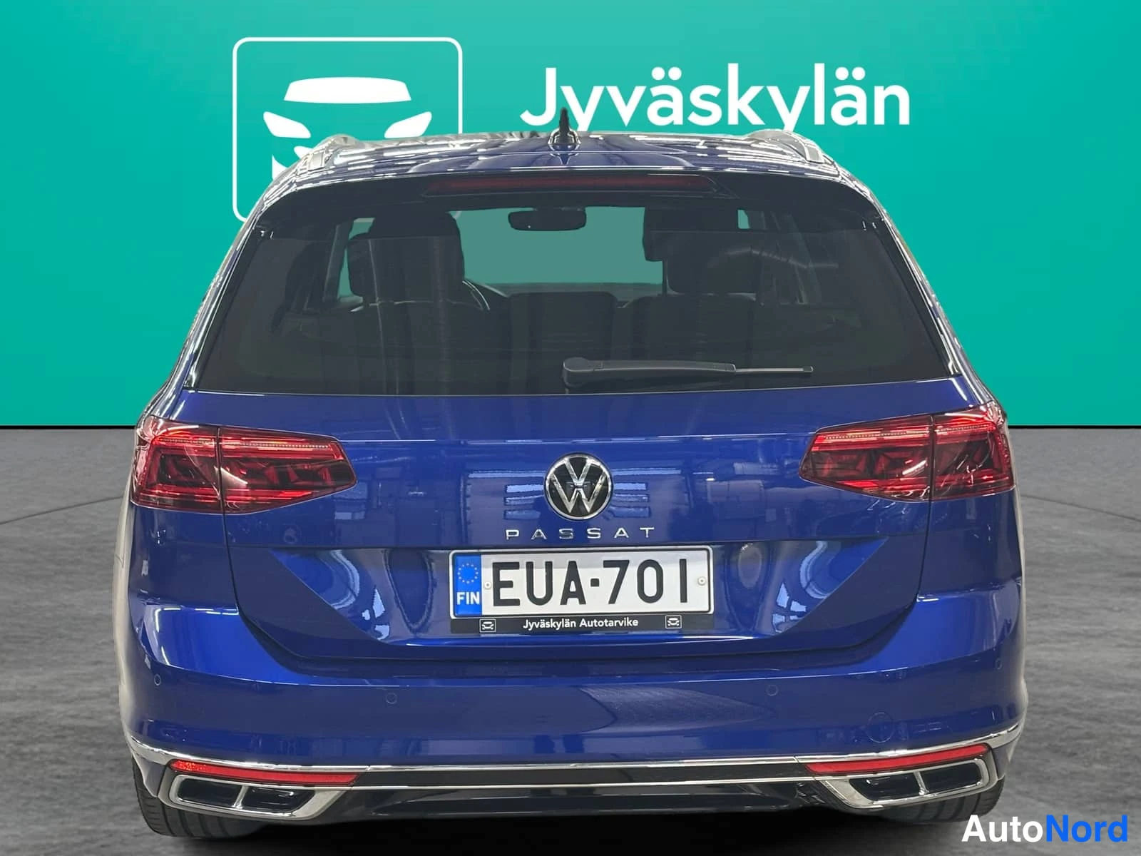 Grön Volkswagen Passat 2022, bakifrån, bild 8