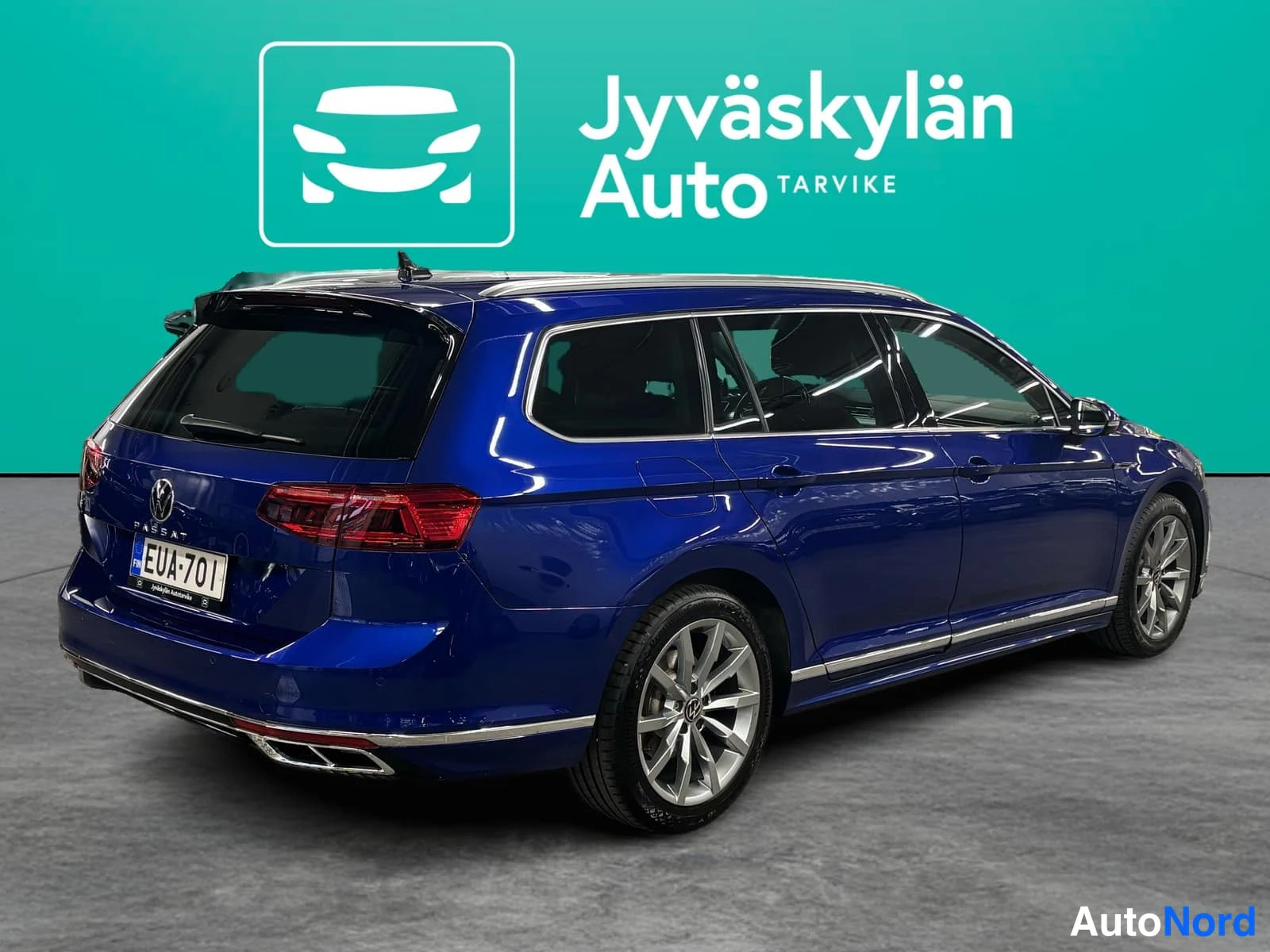 Grön Volkswagen Passat 2022, snett bakifrån, bild 5