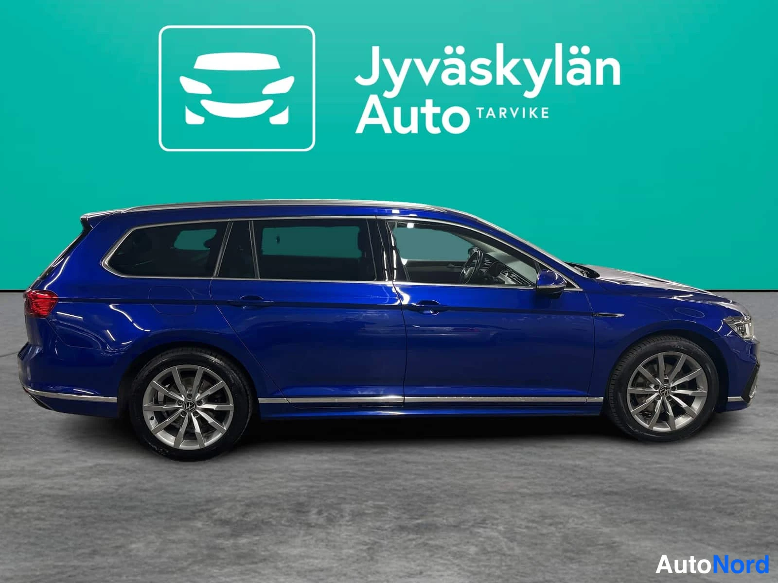 Grön Volkswagen Passat 2022, snett bakifrån, bild 7