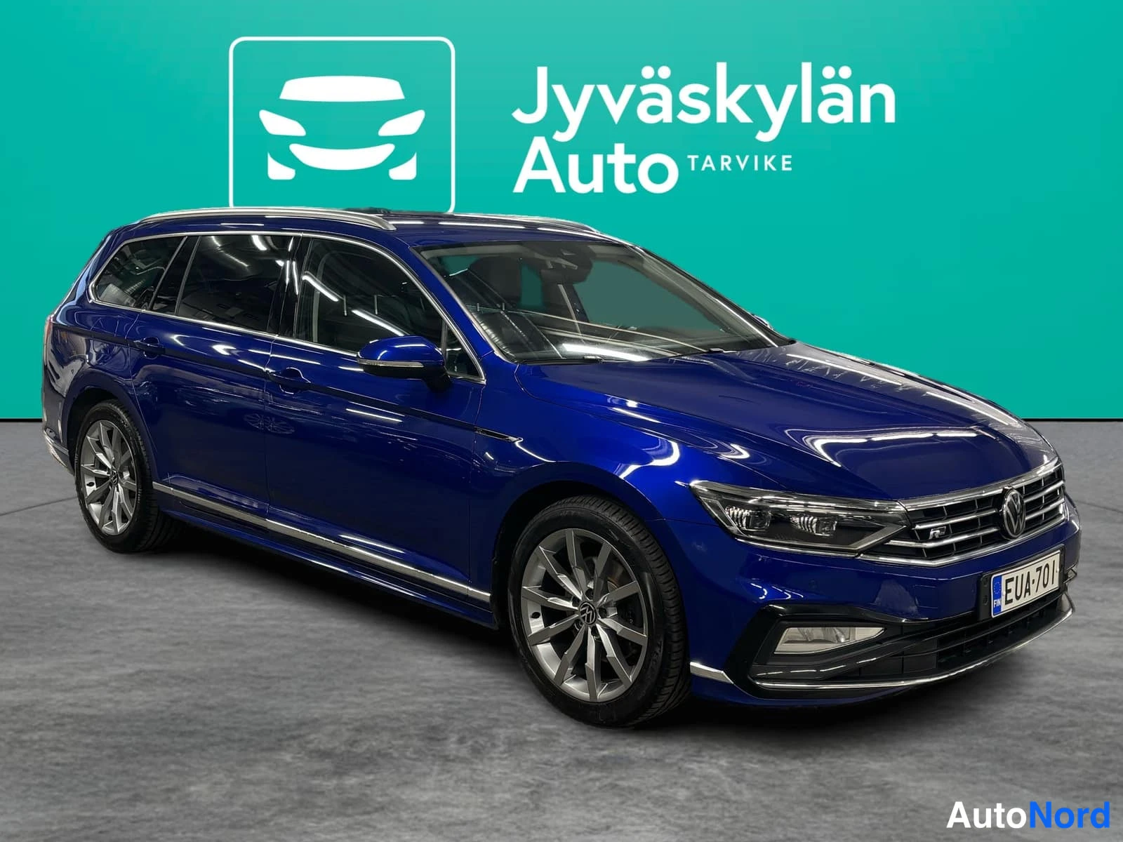 Grön Volkswagen Passat 2022, snett framifrån, fronten åt höger, bild 2