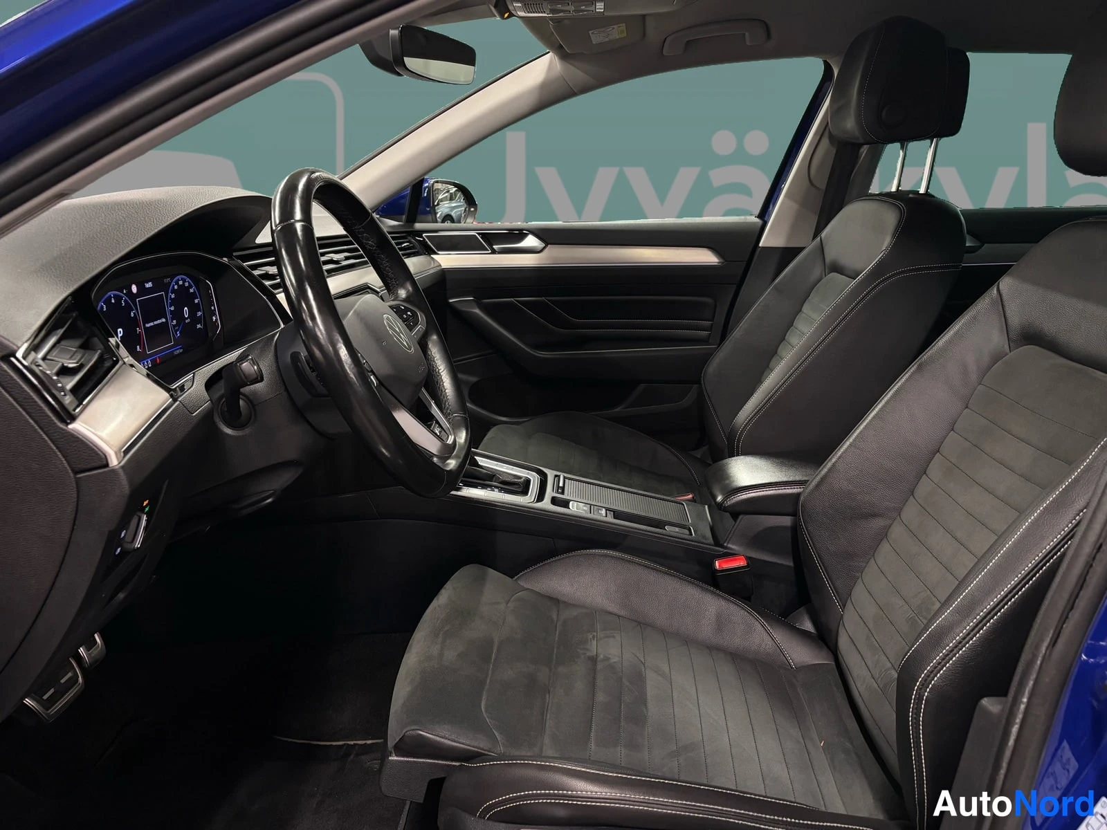 Grön Volkswagen Passat 2022, förarplats, bild 10