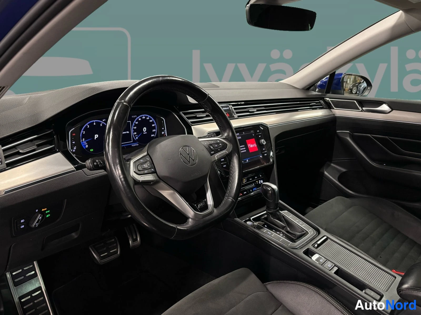 Grön Volkswagen Passat 2022, förarplats, bild 11