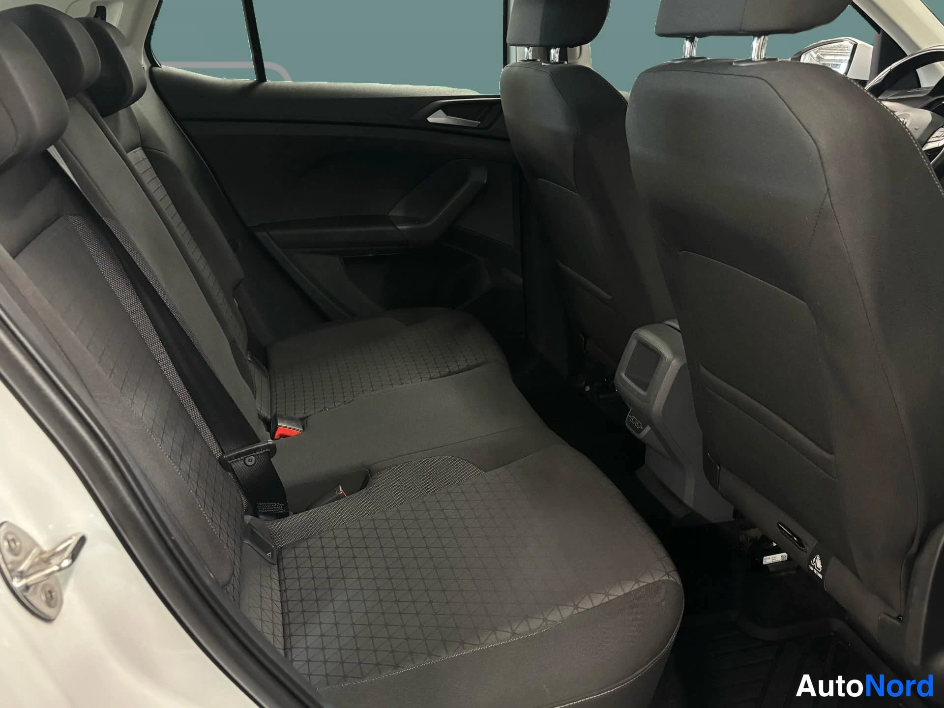 Valkoinen Volkswagen T-Cross 2021, takaistuimet, kuva 10