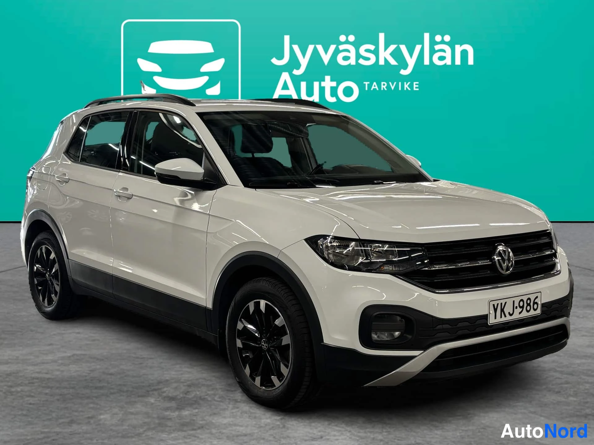 Valkoinen Volkswagen T-Cross 2021, etuviisto, keula oikealle, kuva 2