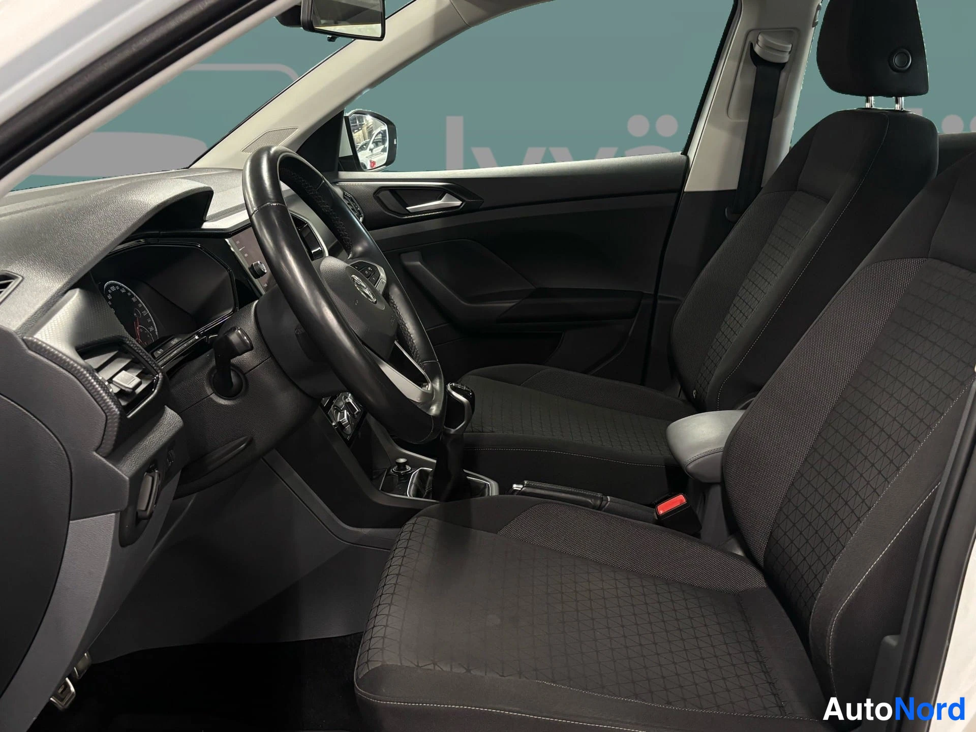 Valkoinen Volkswagen T-Cross 2021, ohjaamo, kuva 6