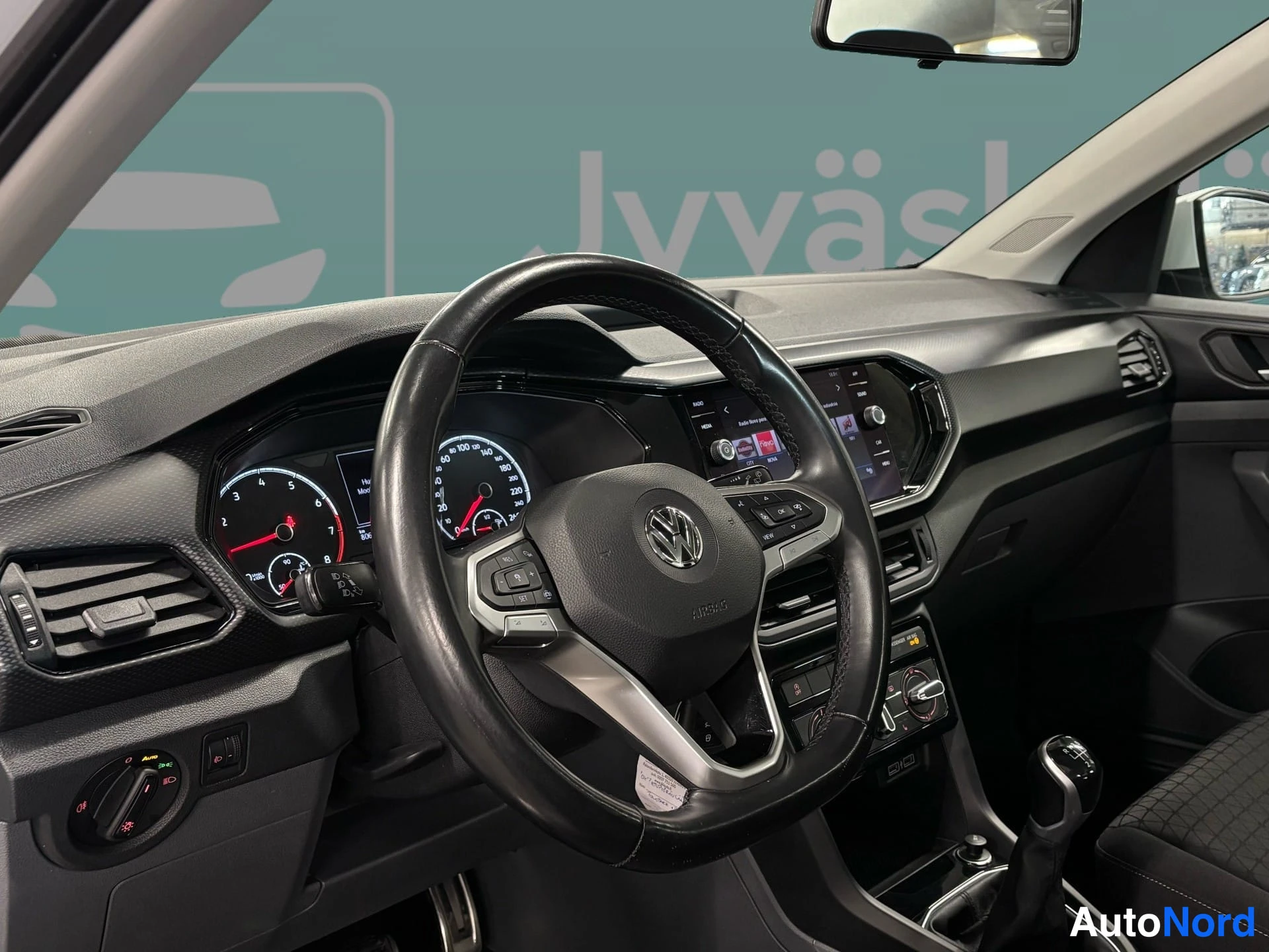Valkoinen Volkswagen T-Cross 2021, ohjaamo, kuva 7