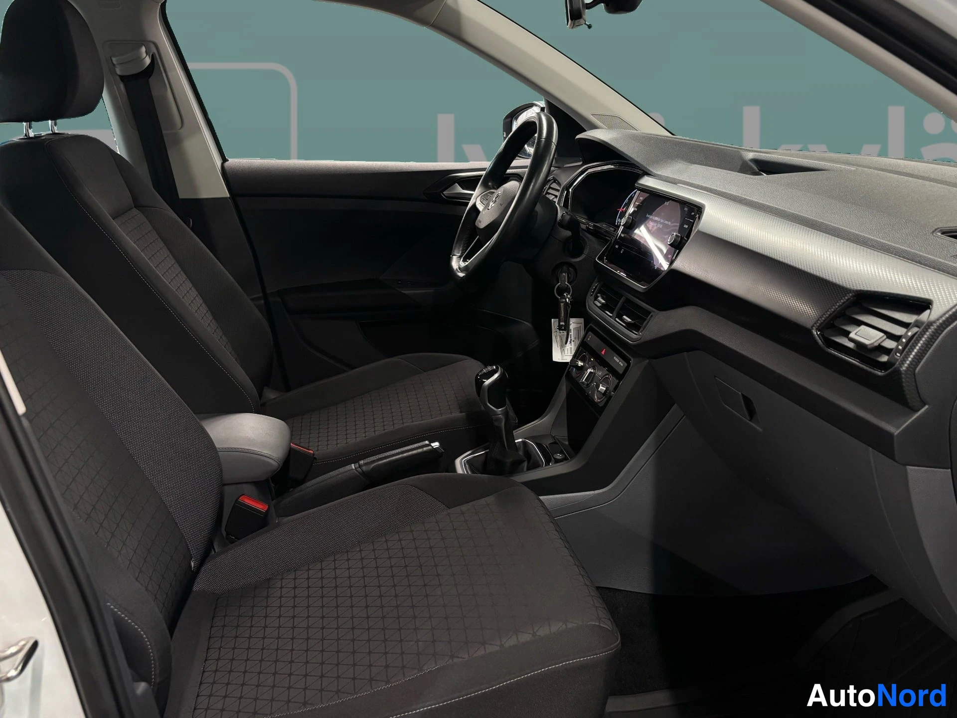 Valkoinen Volkswagen T-Cross 2021, ohjaamo, kuva 8