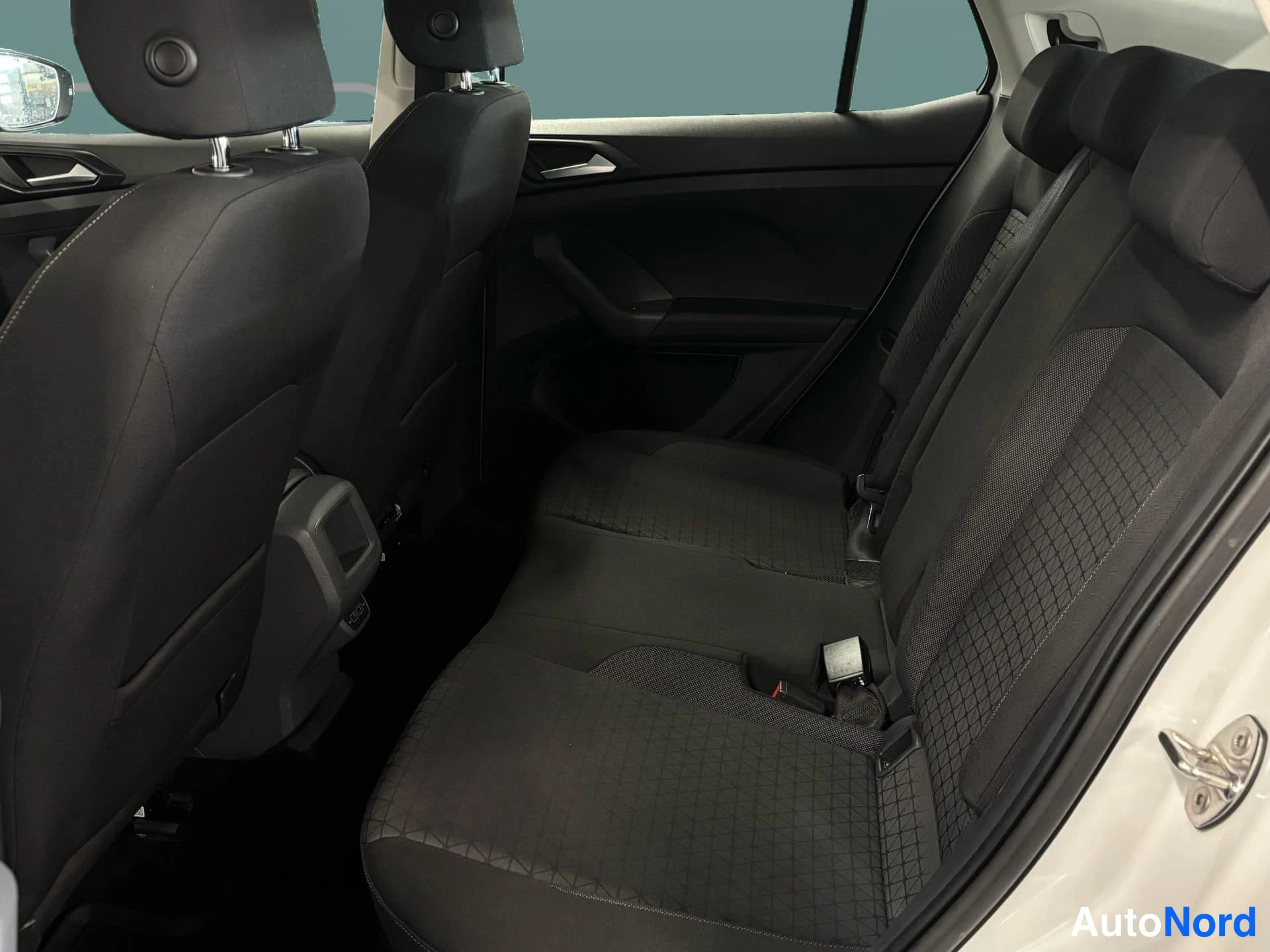 Valkoinen Volkswagen T-Cross 2021, takaistuimet, kuva 9