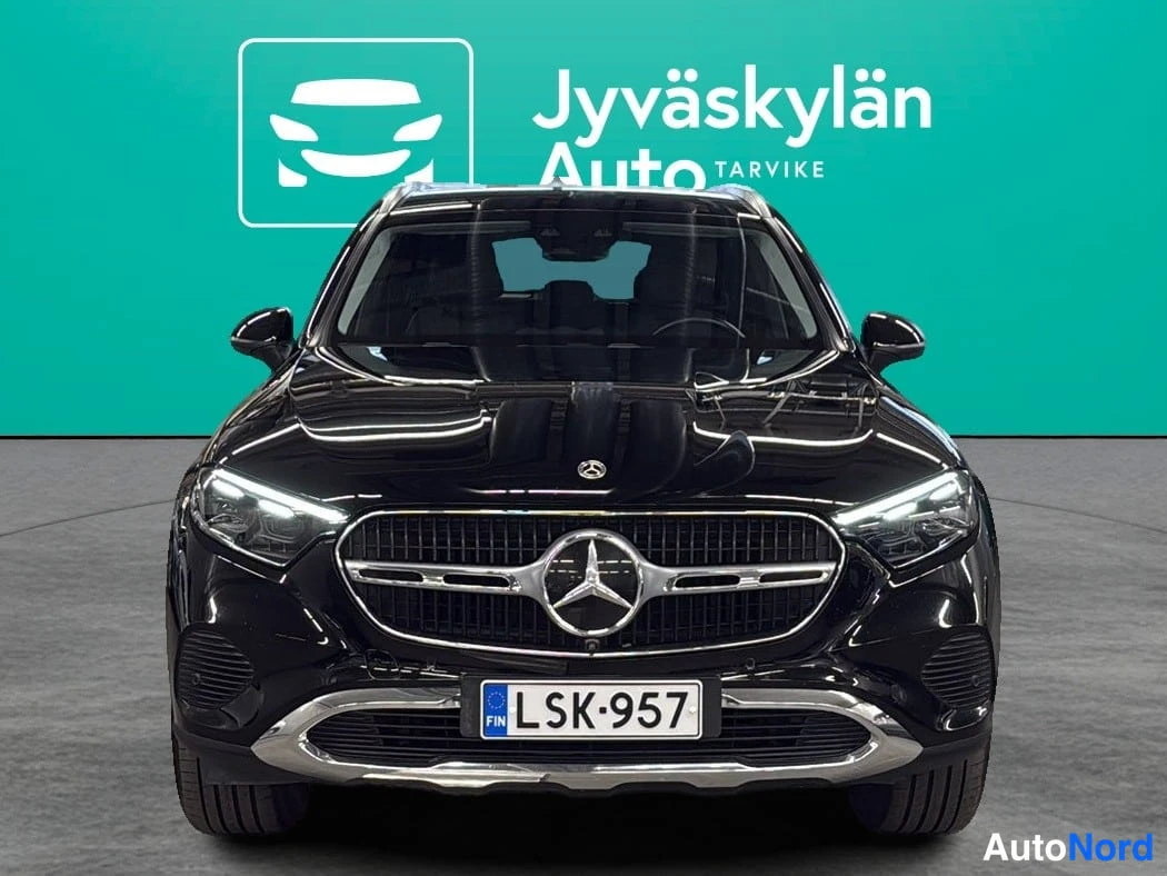 Musta Mercedes-Benz GLC 2023, edestä, kuva 3