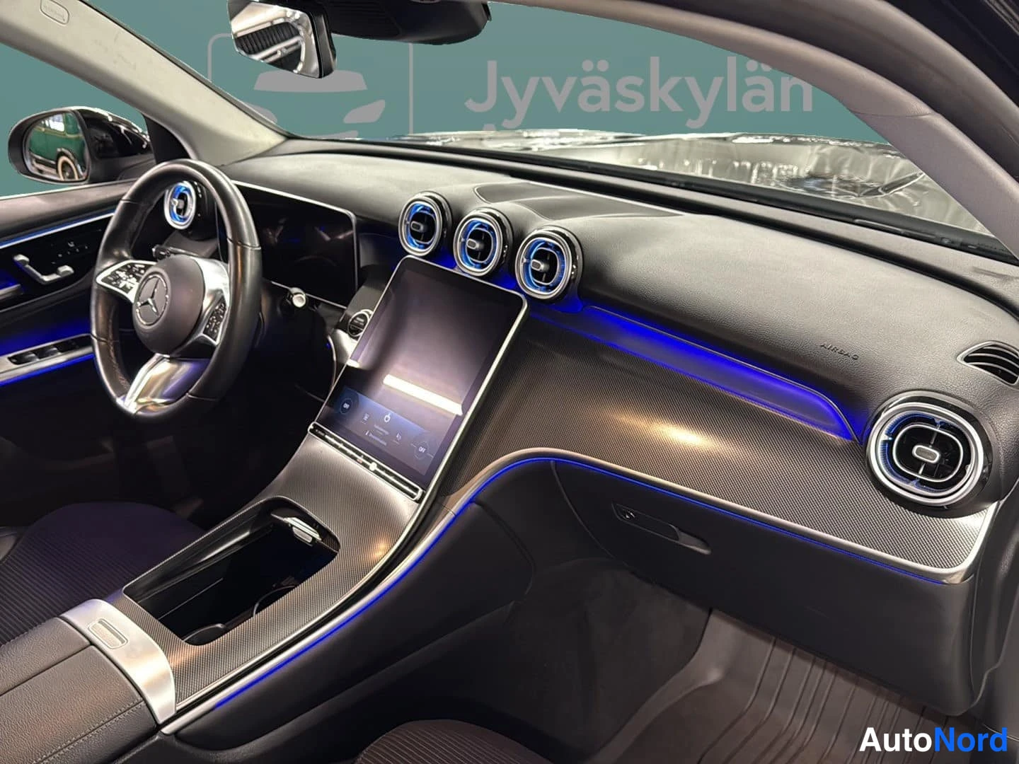 Musta Mercedes-Benz GLC 2023, ohjaamo, kuva 8