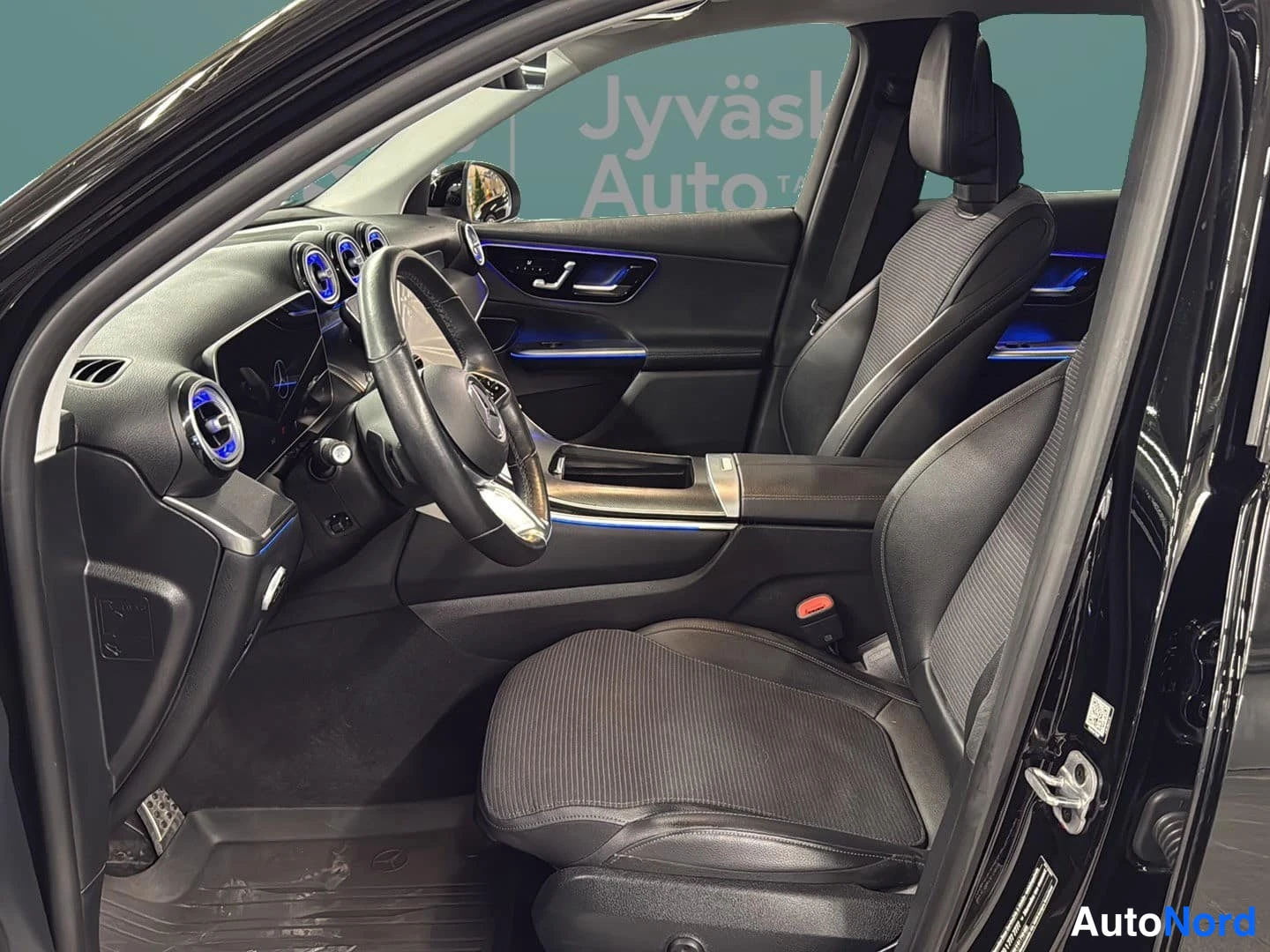 Musta Mercedes-Benz GLC 2023, ohjaamo, kuva 9