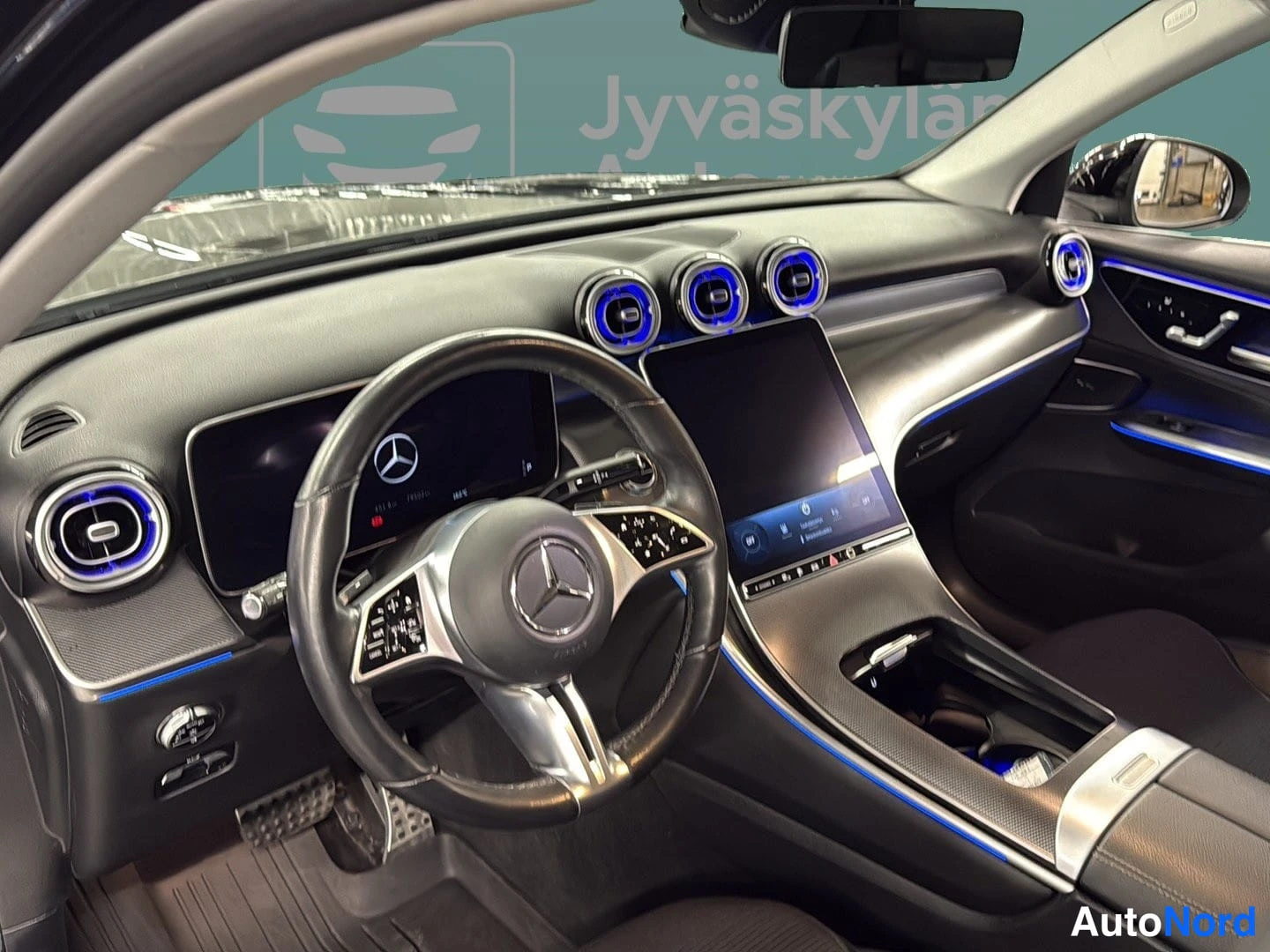 Musta Mercedes-Benz GLC 2023, ohjaamo, kuva 10