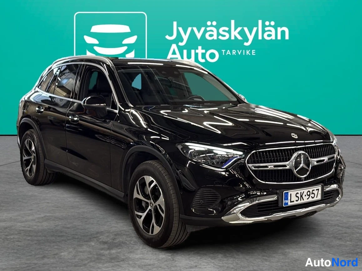Musta Mercedes-Benz GLC 2023, etuviisto, keula oikealle, kuva 2