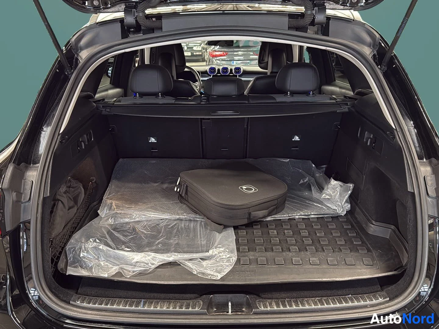 Musta Mercedes-Benz GLC 2023, tavaratila, kuva 13