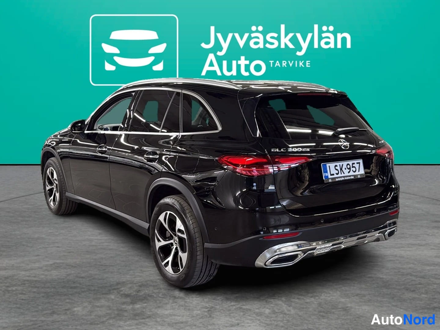 Musta Mercedes-Benz GLC 2023, takaviisto, kuva 5
