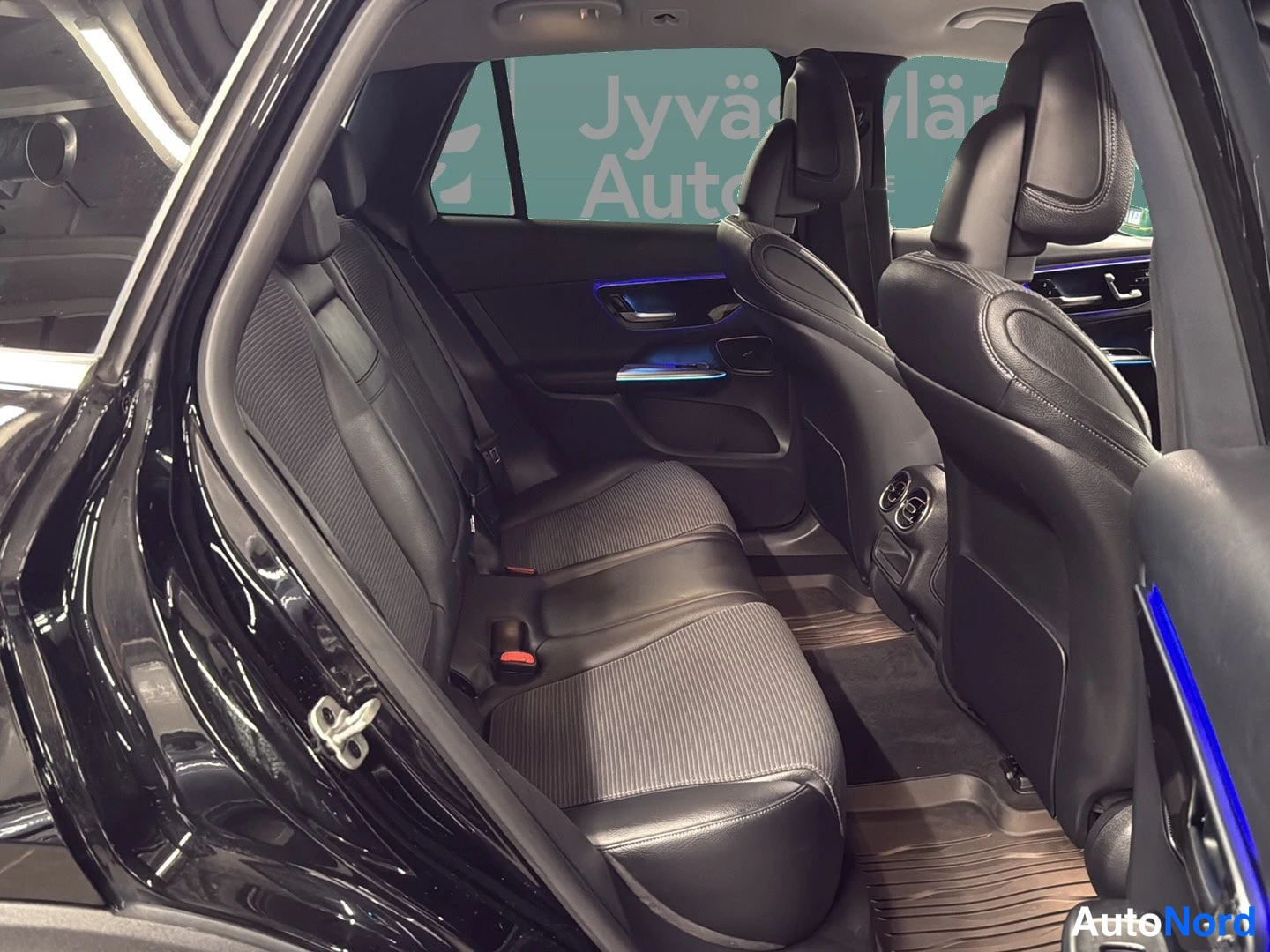 Musta Mercedes-Benz GLC 2023, takaistuimet, kuva 11
