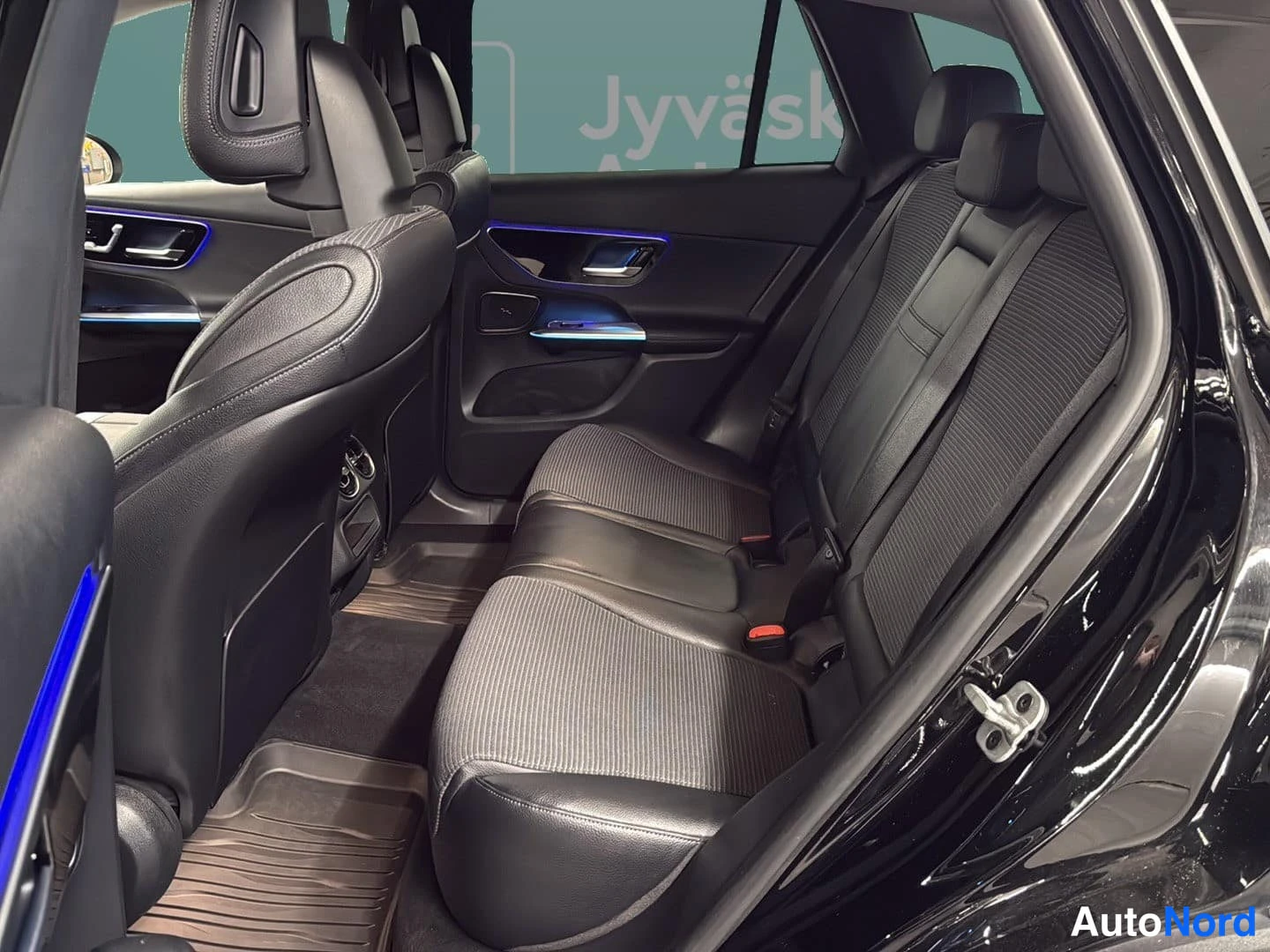 Musta Mercedes-Benz GLC 2023, takaistuimet, kuva 12
