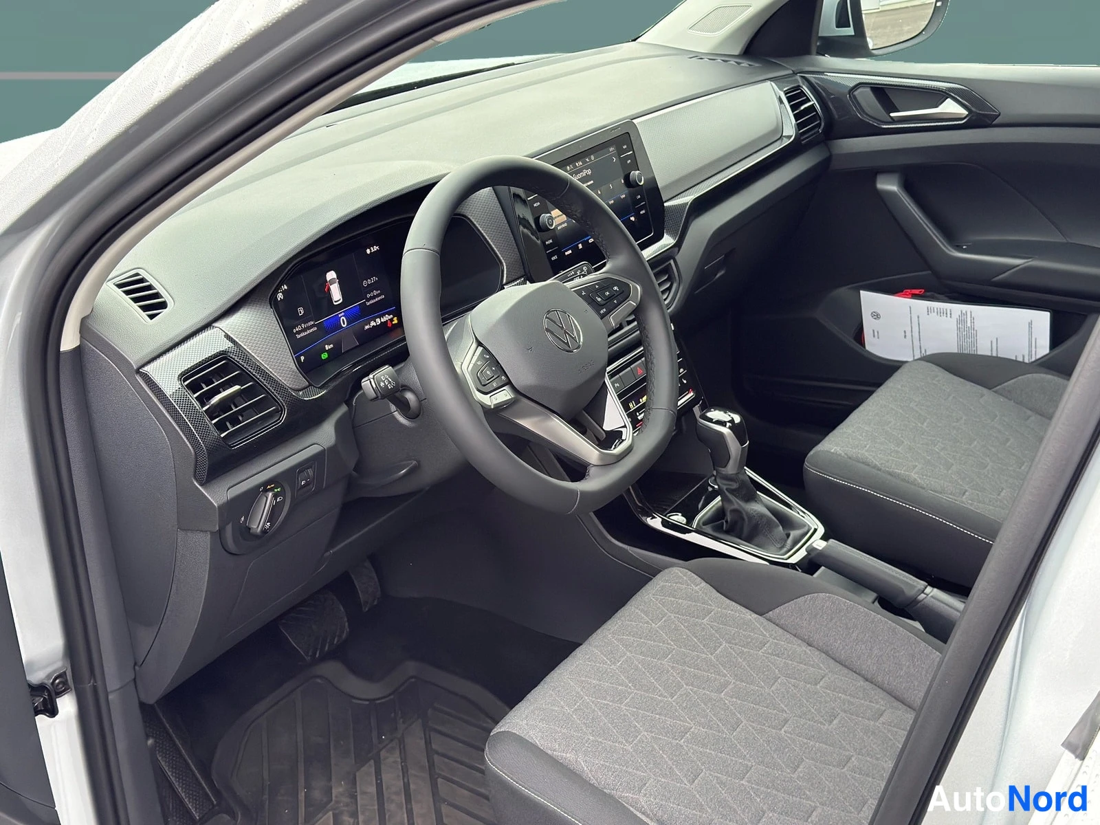 Harmaa Volkswagen T-Cross 2026, ohjaamo, kuva 7