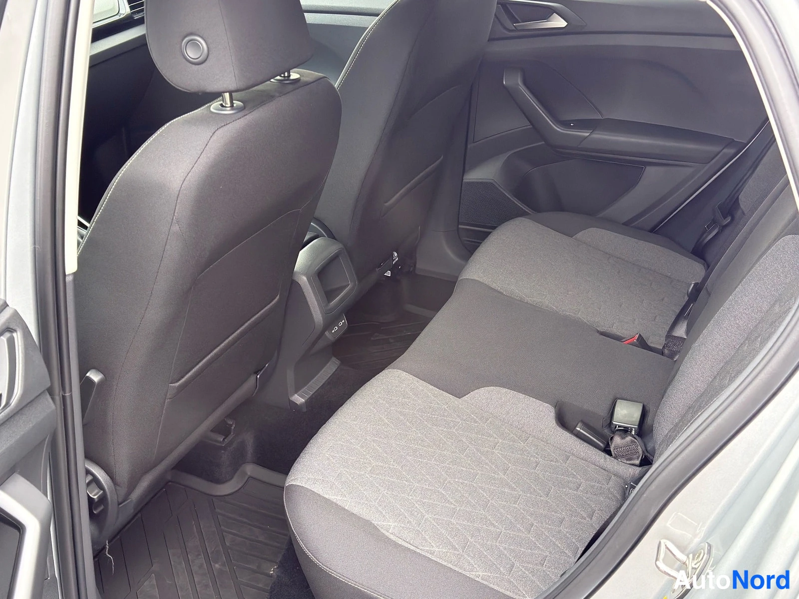 Harmaa Volkswagen T-Cross 2026, takaistuimet, kuva 9
