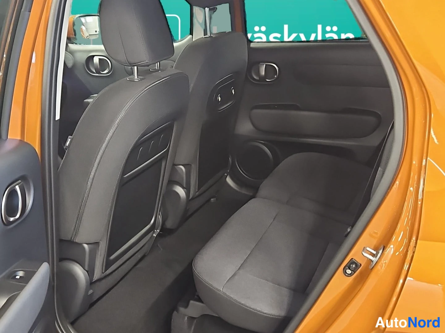 Oranssi Hyundai Inster 2026, takaistuimet, kuva 17