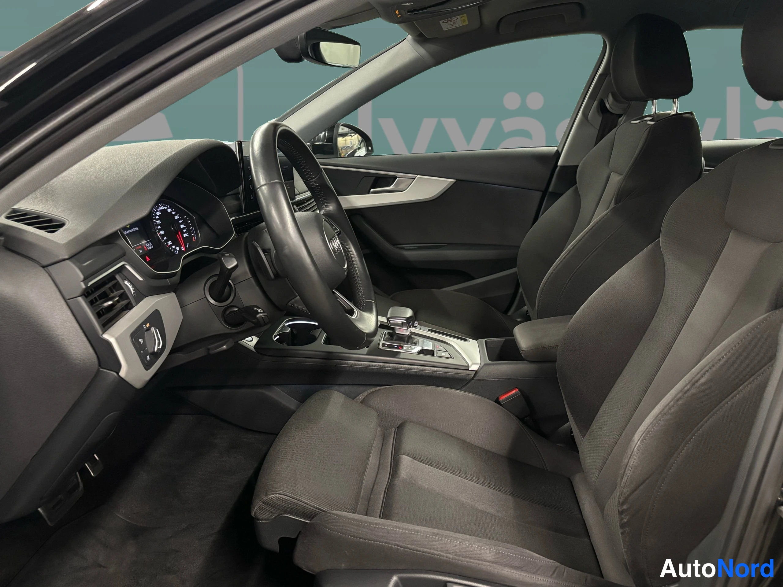 Musta Audi A4 2020, ohjaamo, kuva 22