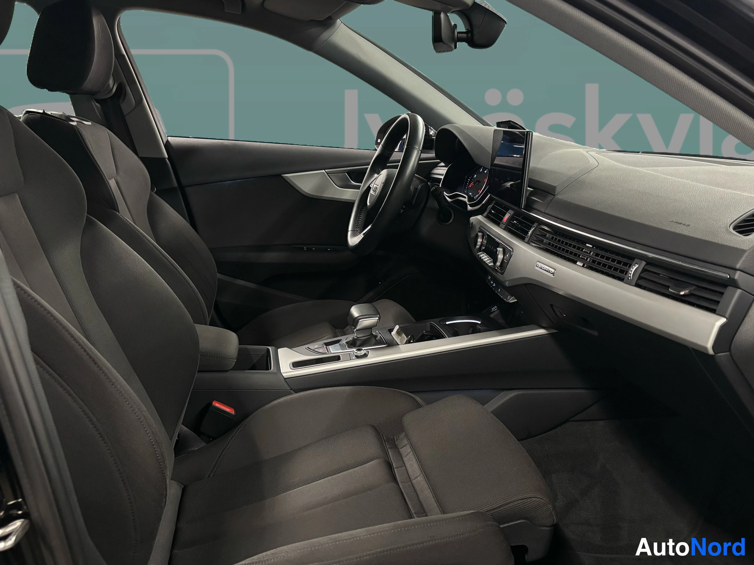 Musta Audi A4 2020, ohjaamo, kuva 24