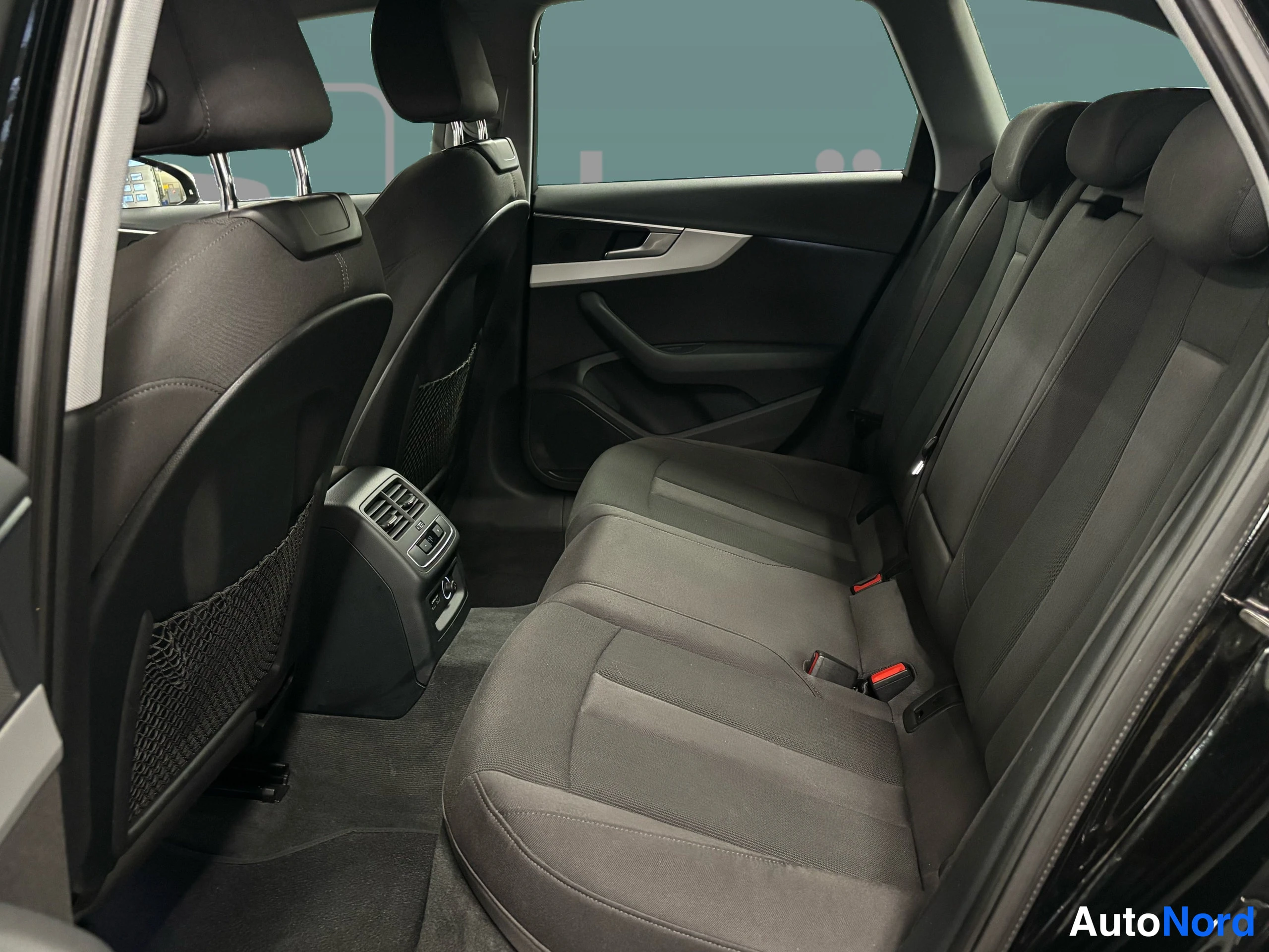 Musta Audi A4 2020, takaistuimet, kuva 28