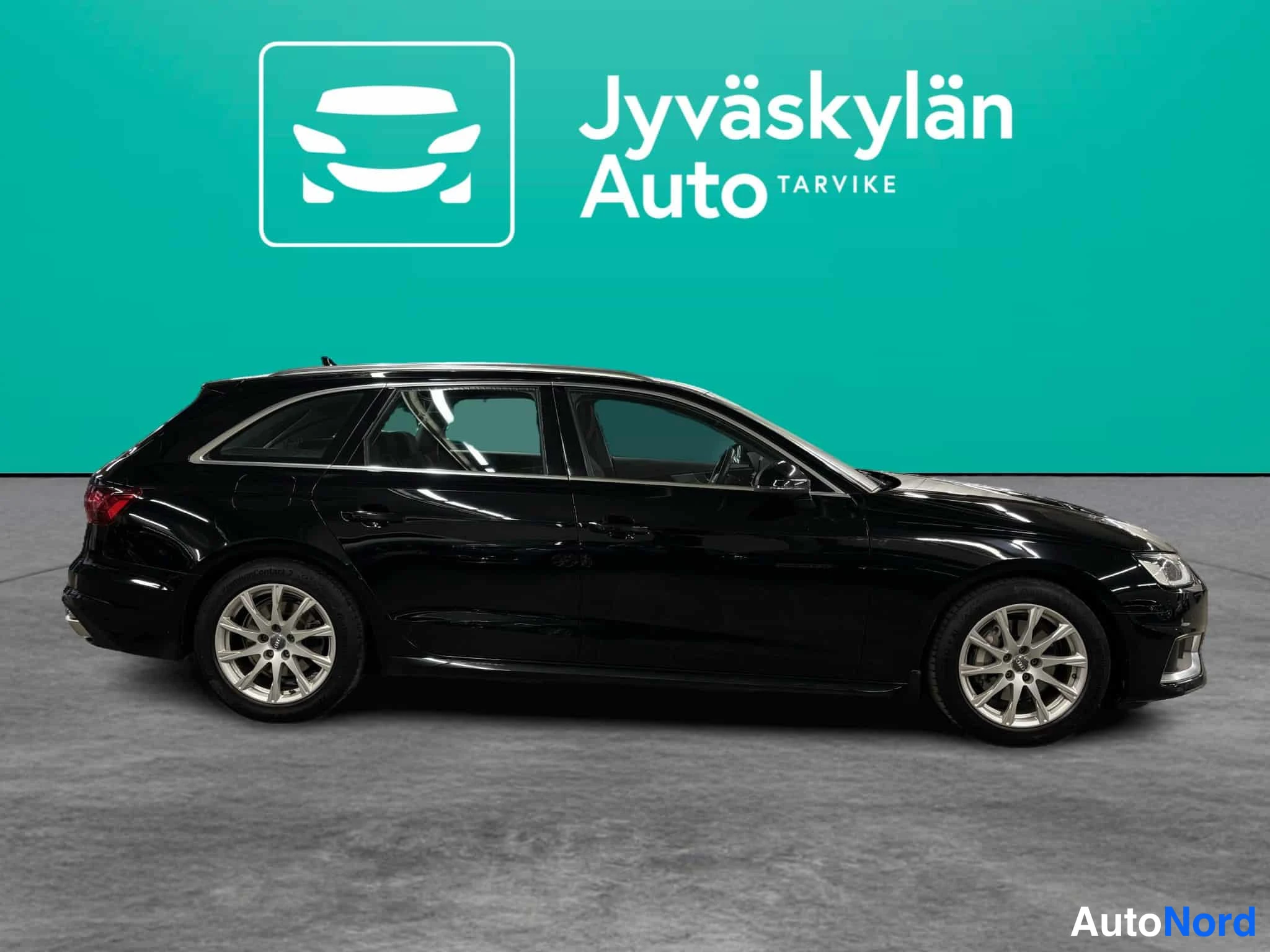 Musta Audi A4 2020, etuviisto, keula oikealle, kuva 5