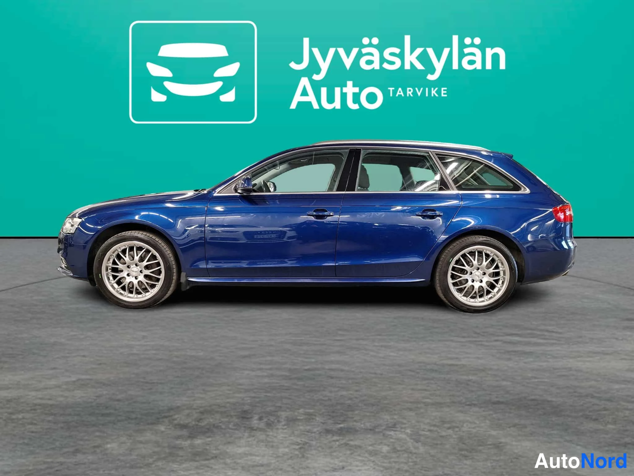 Sininen Audi A4 2013, sivulta, kuva 11