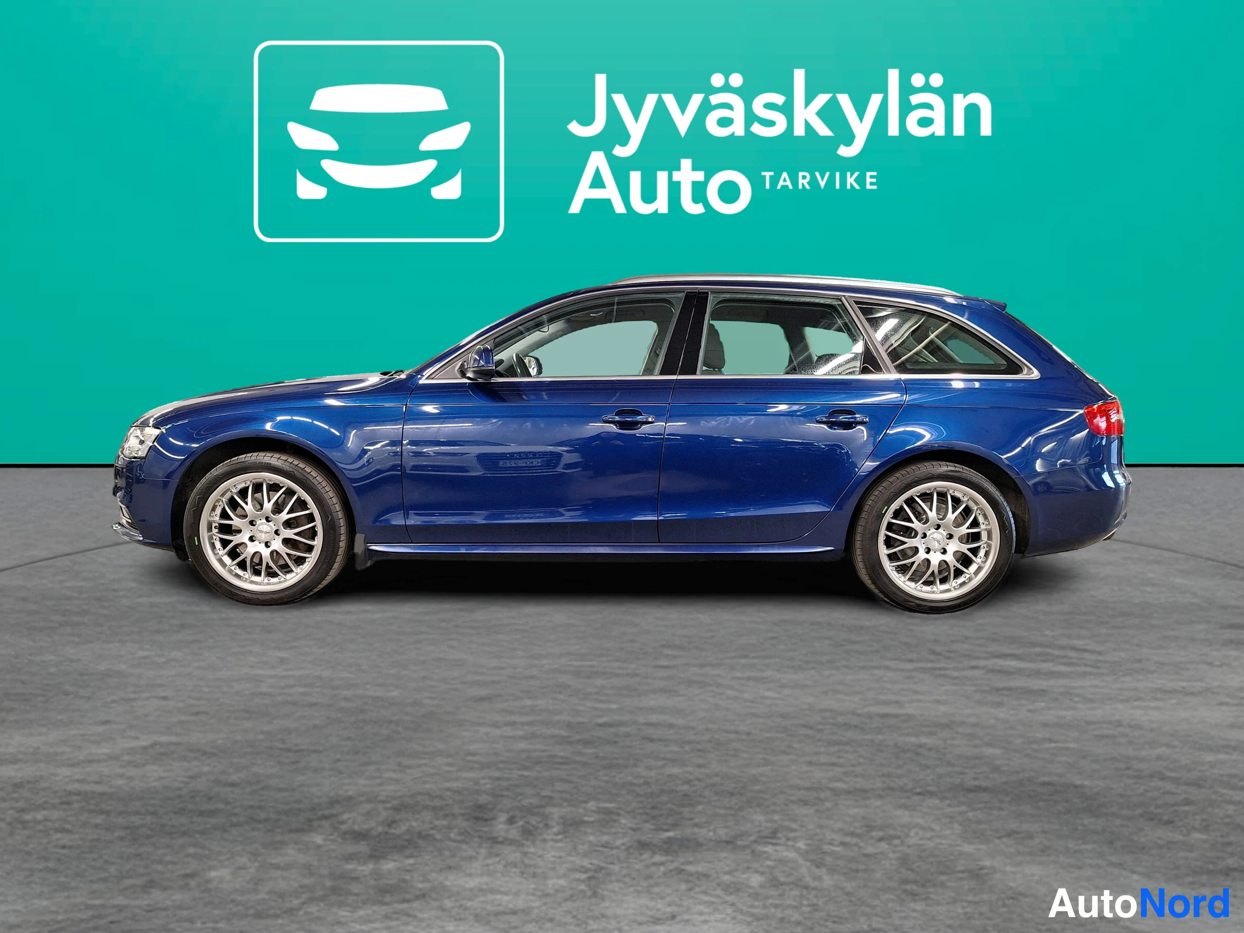Sininen Audi A4 2013, sivulta, kuva 12