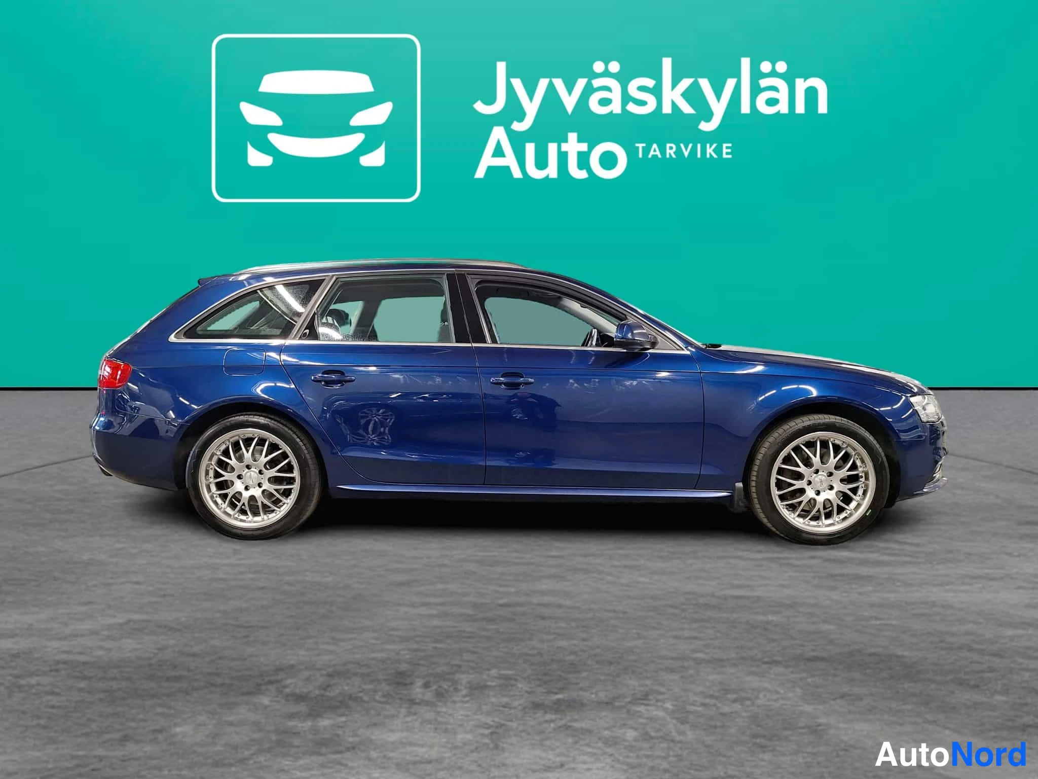 Sininen Audi A4 2013, sivulta, kuva 13