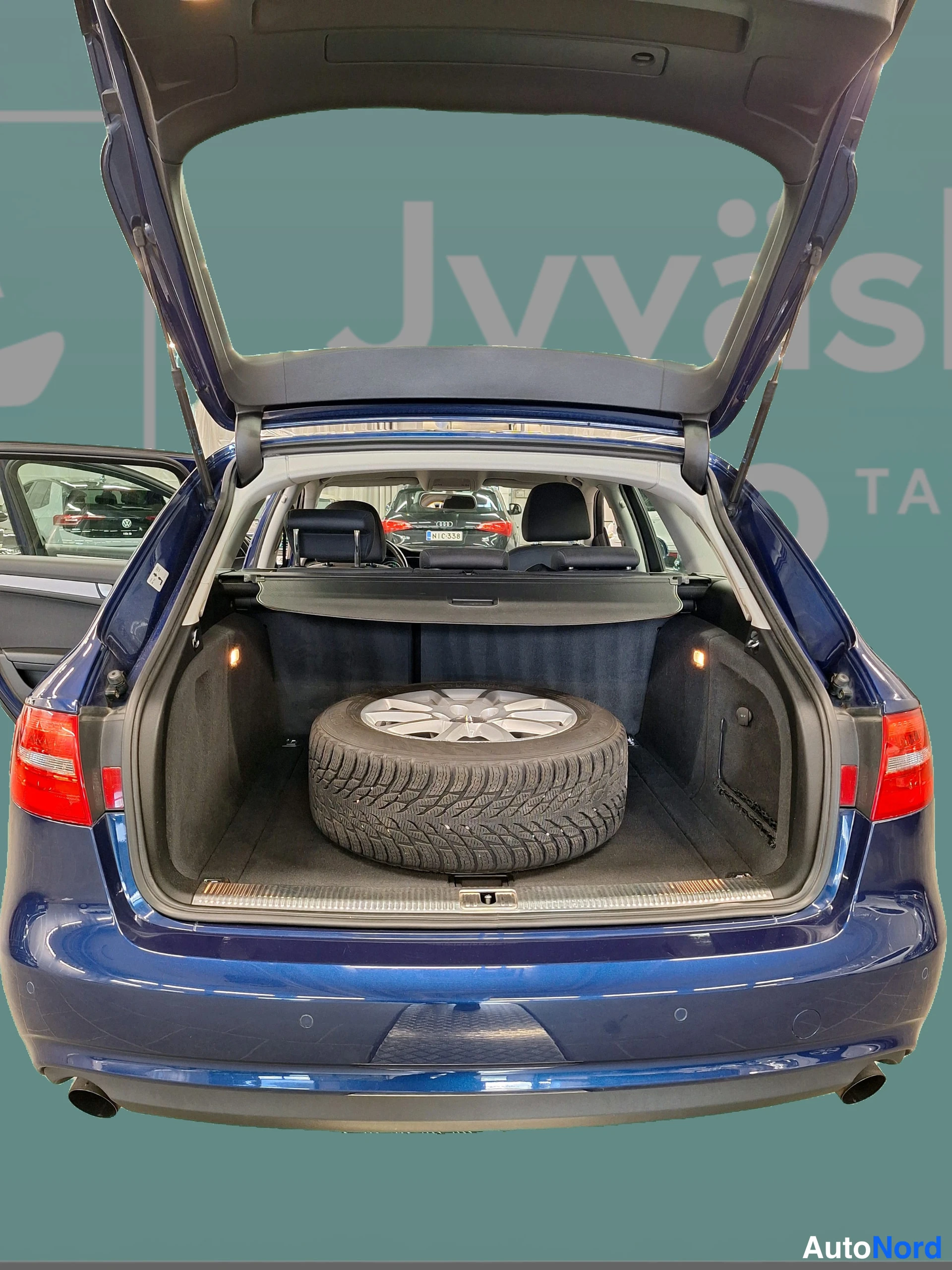 Sininen Audi A4 2013, takaa, kuva 16