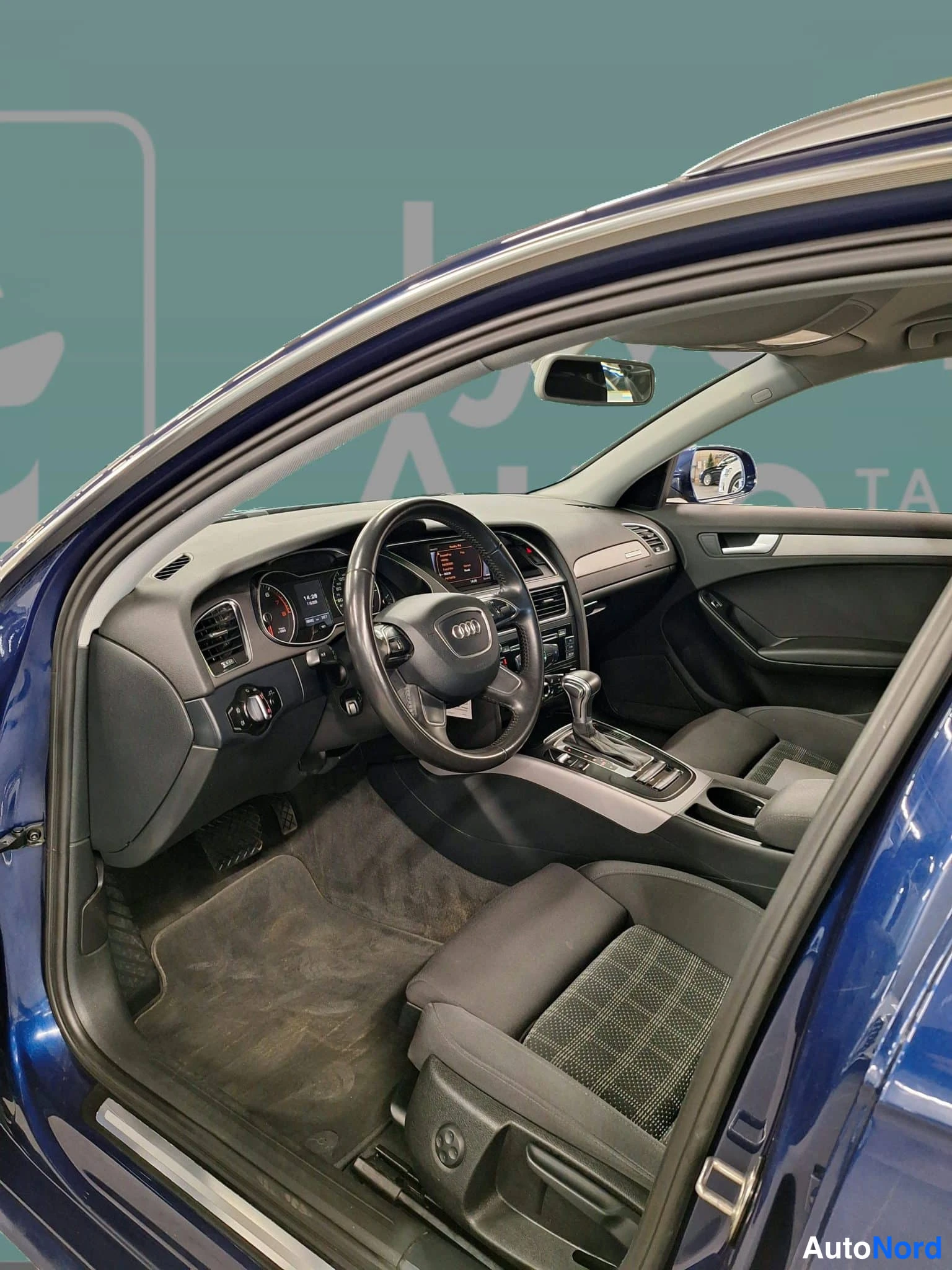 Sininen Audi A4 2013, ohjaamo, kuva 19