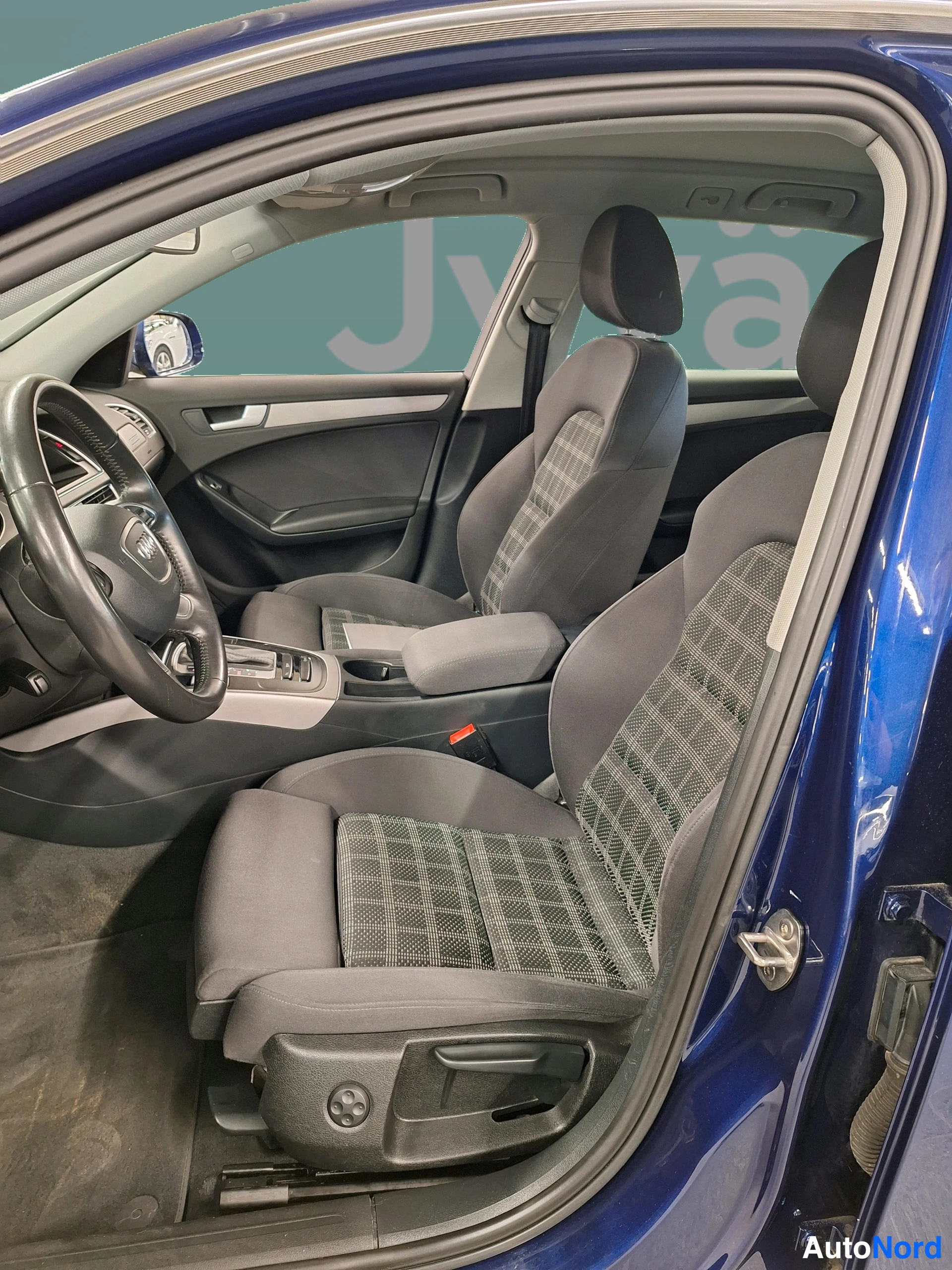 Sininen Audi A4 2013, etuistuimet, kuva 22