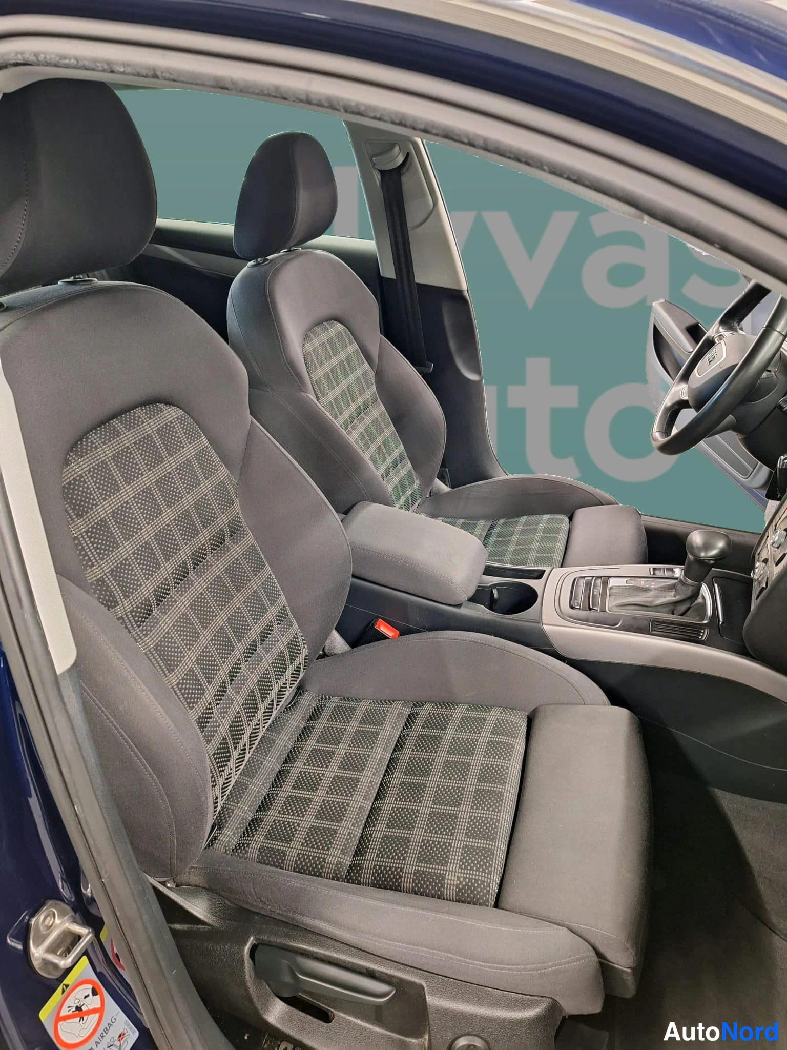 Sininen Audi A4 2013, etuistuimet, kuva 23