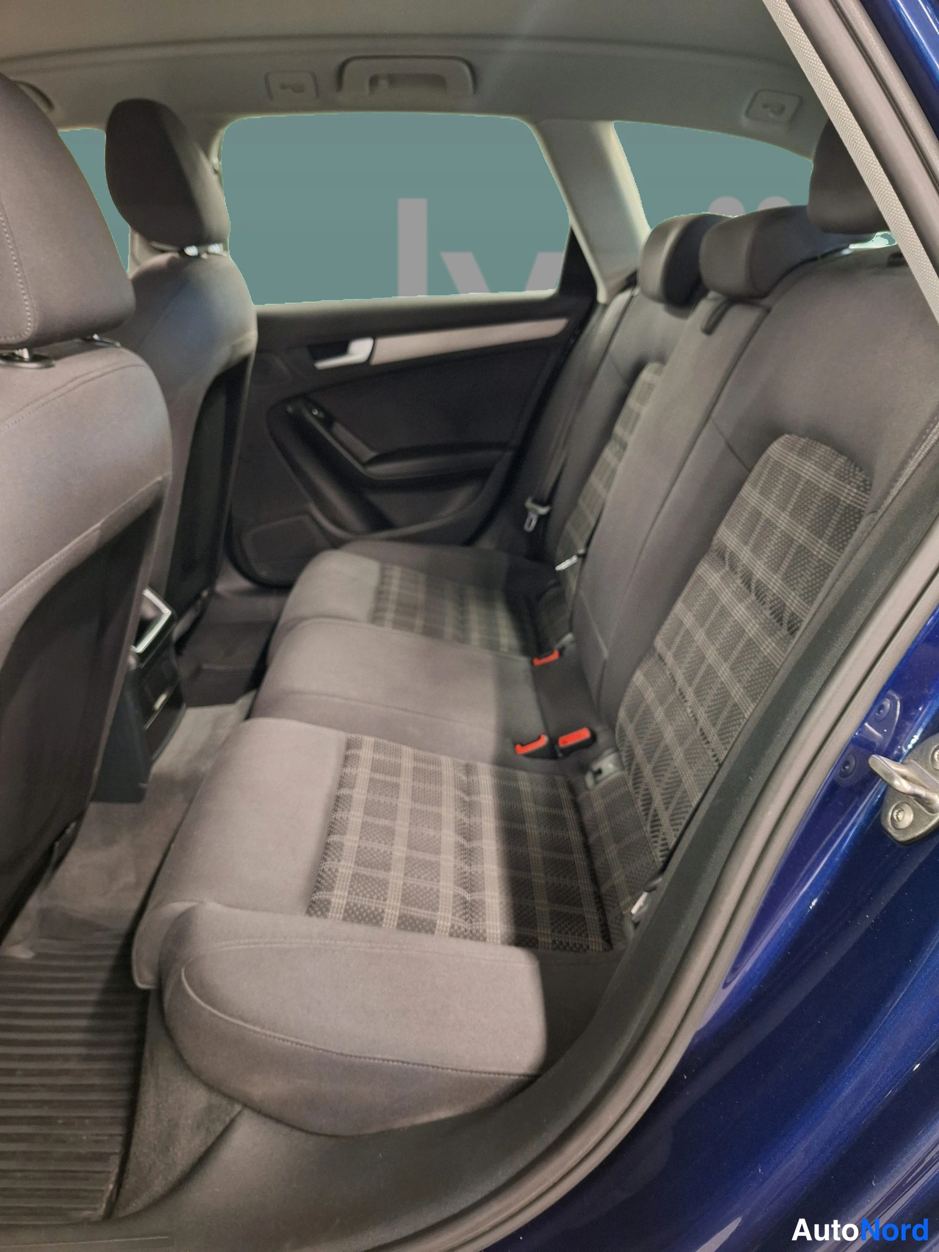 Sininen Audi A4 2013, takaistuimet, kuva 26