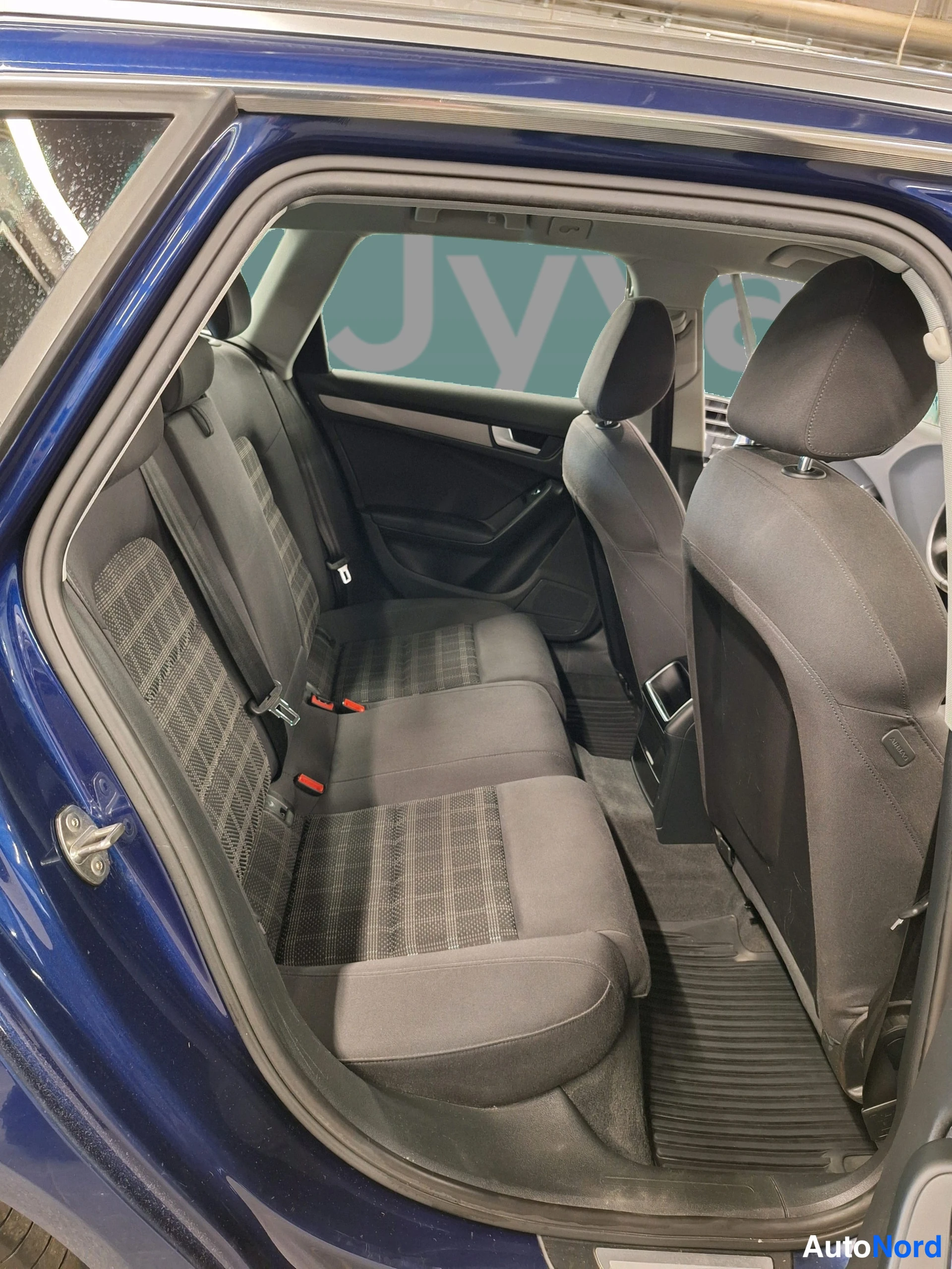 Sininen Audi A4 2013, takaistuimet, kuva 28