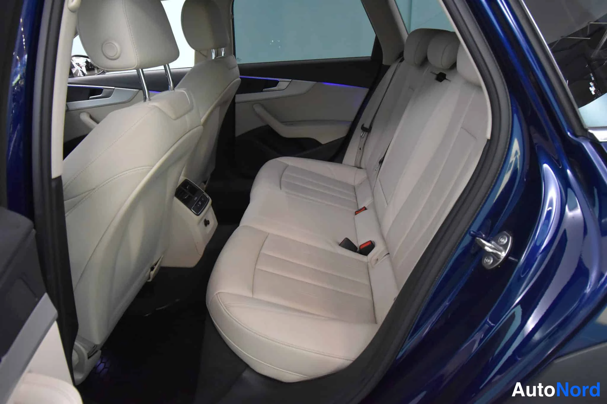 Sininen Audi A4 allroad quattro 2021, takaistuimet, kuva 32