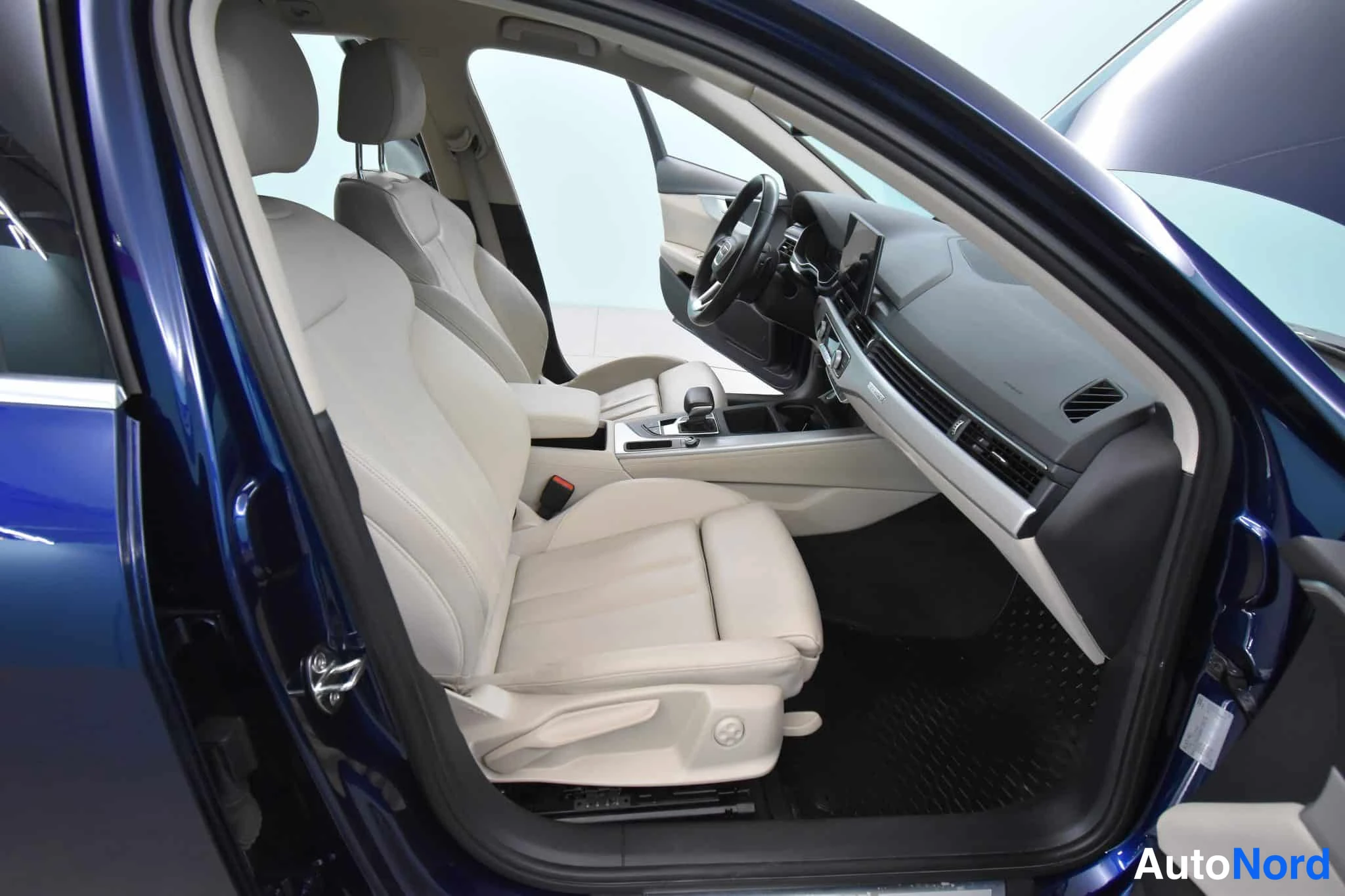 Sininen Audi A4 allroad quattro 2021, etuistuimet, kuva 30
