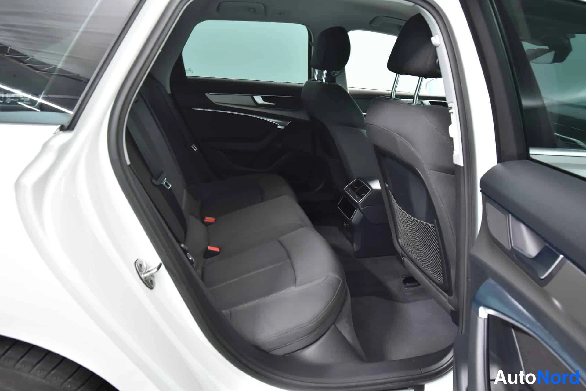 Valkoinen Audi A6 2021, takaistuimet, kuva 16