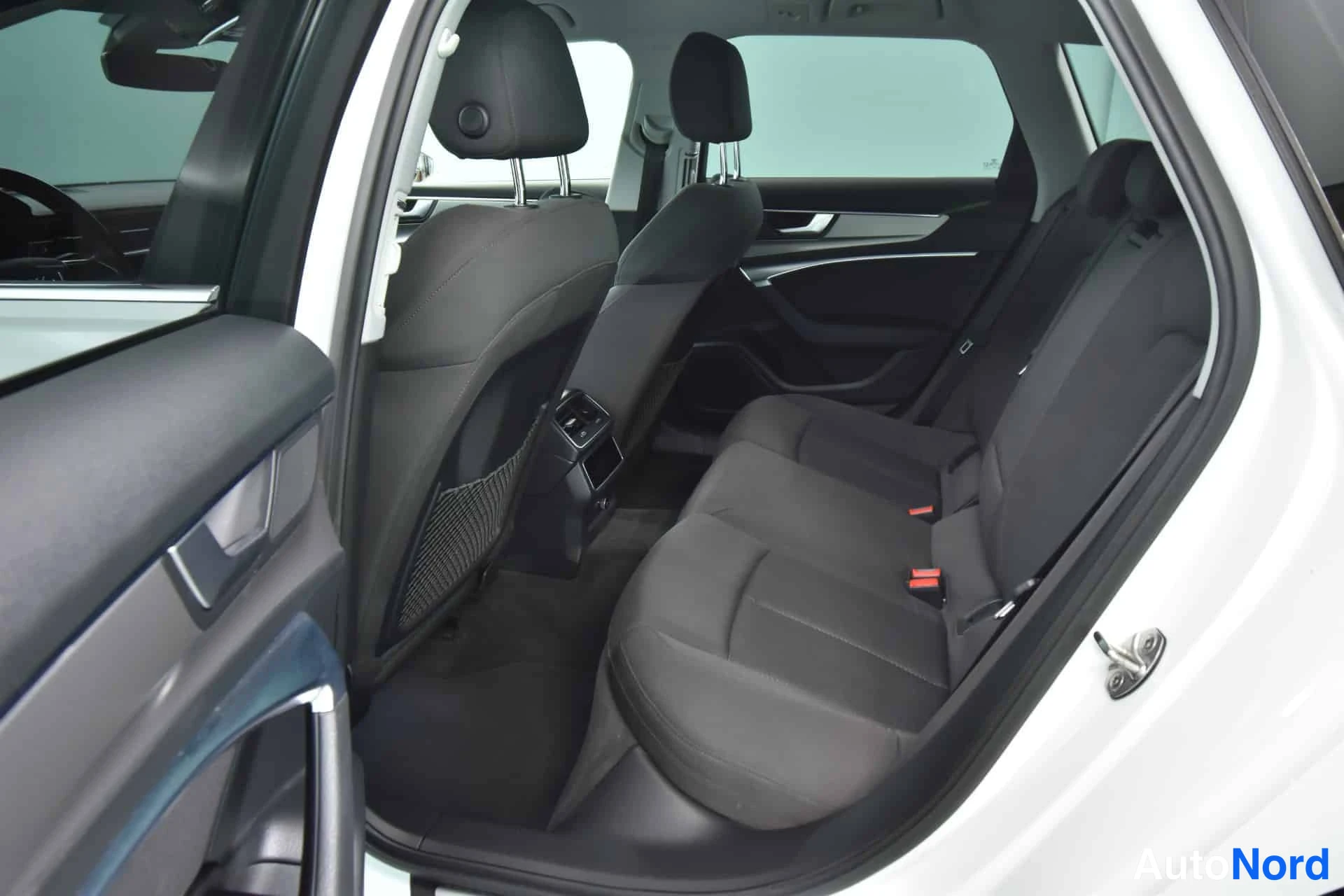 Valkoinen Audi A6 2021, takaistuimet, kuva 15