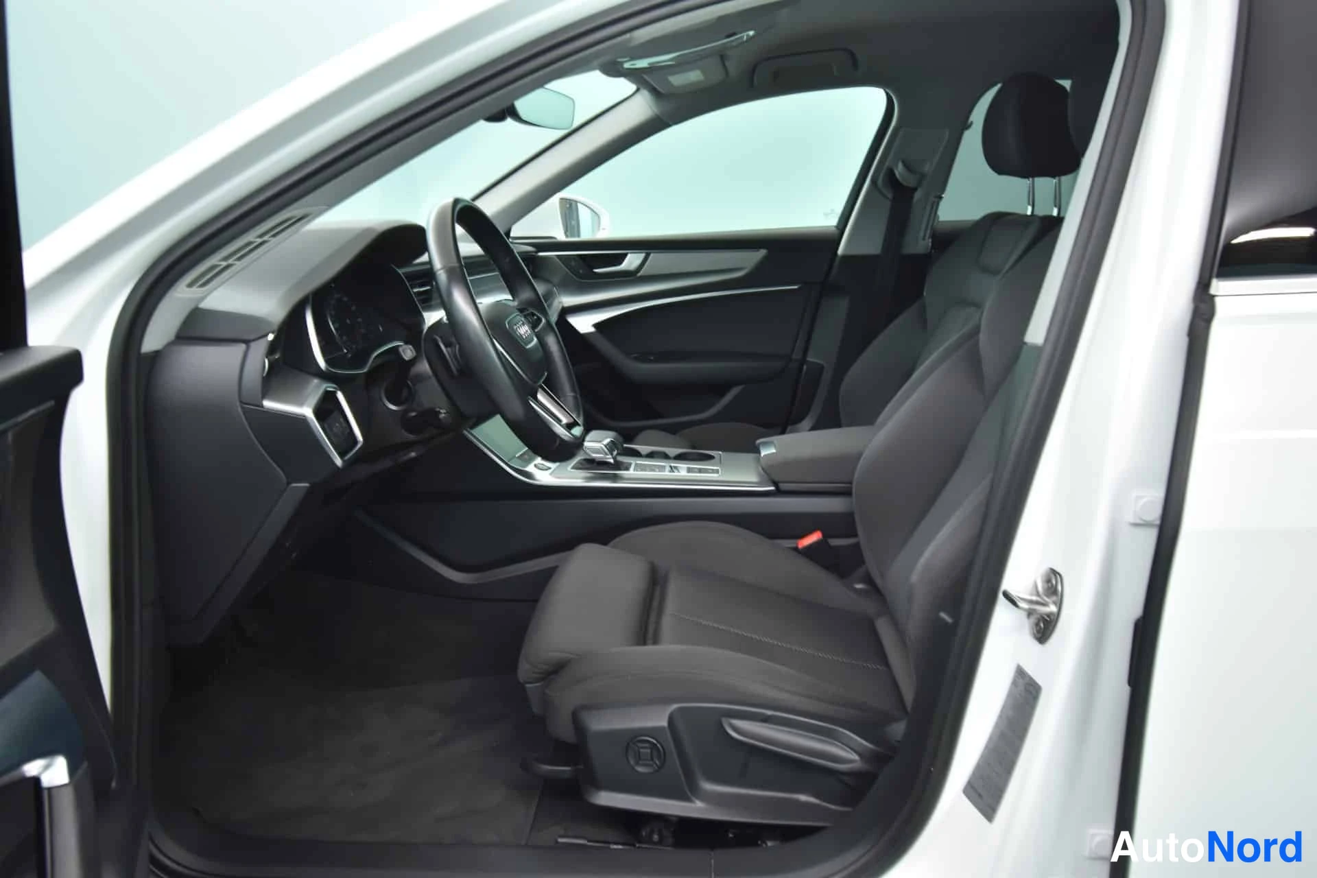 Valkoinen Audi A6 2021, ohjaamo, kuva 13